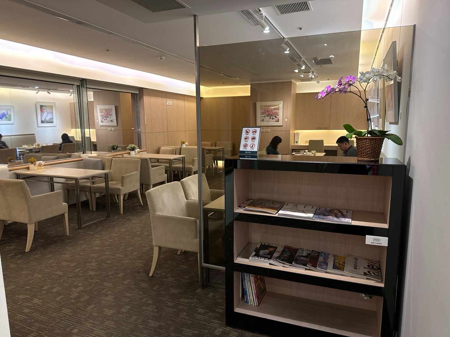 豐原太平洋百貨打造優美舒適的賞畫空間，讓藝術自然融入百貨日常動線，拉近藝術與生活的距離。