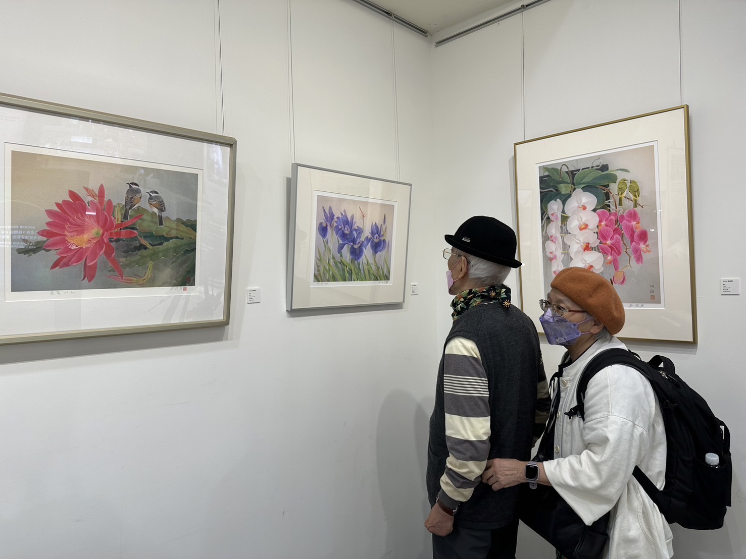 蘇服務老師與蘇太太於展場中駐足觀賞作品，畫面溫馨，展現藝術陪伴生活的真實日常。