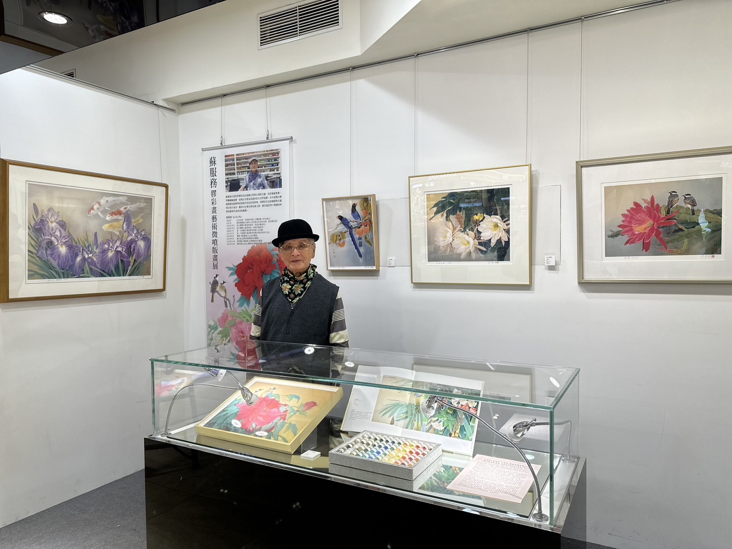 蘇服務老師親自在展區櫃位與觀眾交流，分享膠彩創作的材料精神與自然觀照。