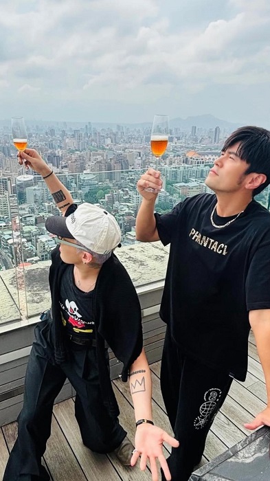 GD到周杰倫台北豪宅品美酒看風景。(圖/翻攝自IG)