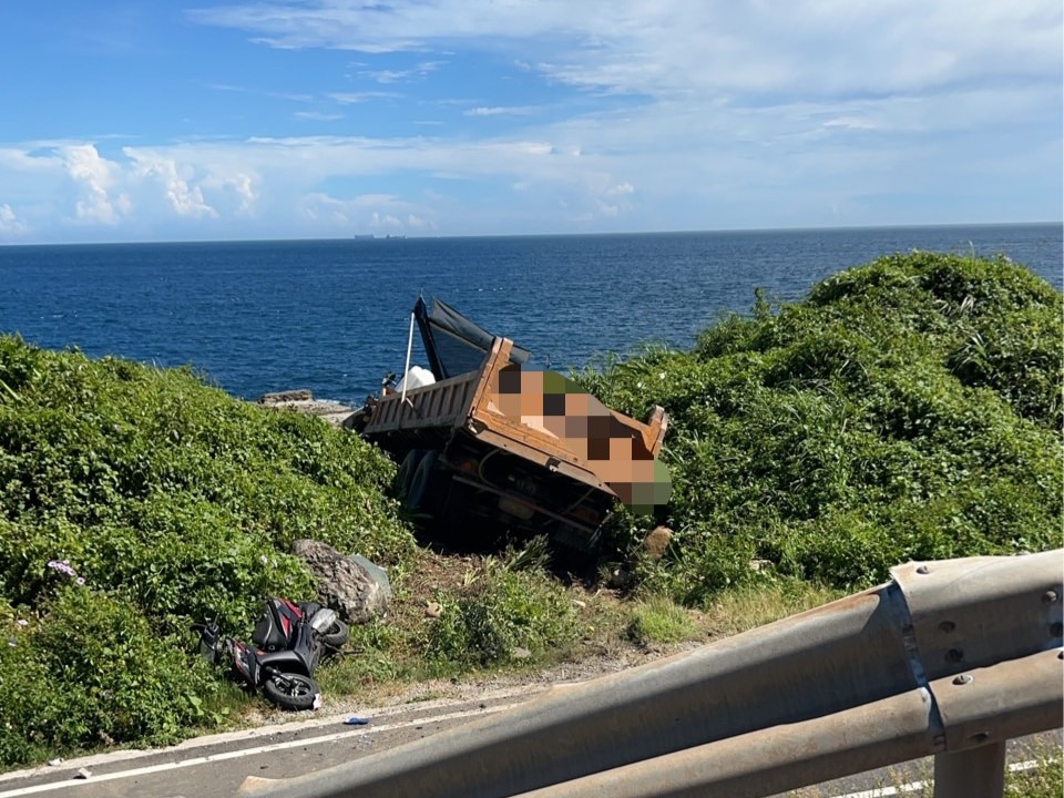 新北市瑞芳區台2線濱海公路，今（26）日上午9時許發生1起嚴重車禍。