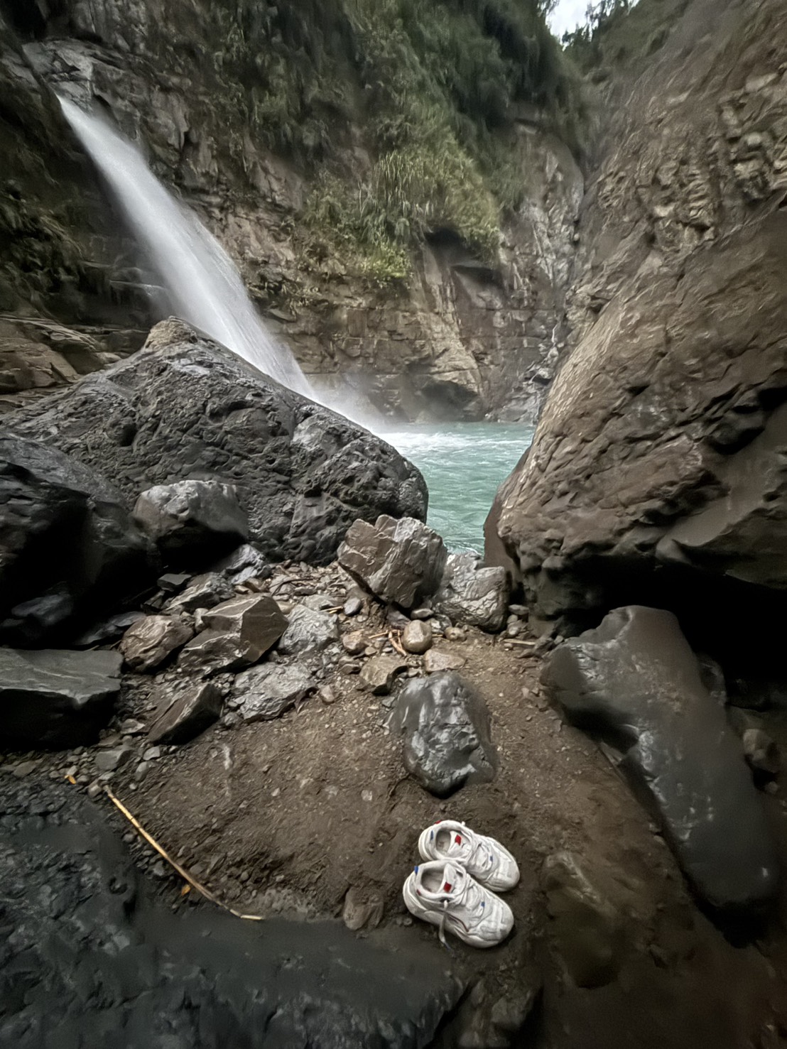消防人員獲報後立即前往現場，並在清水溪旁發現男大生遺留的機車、手機、鞋子和衣物。