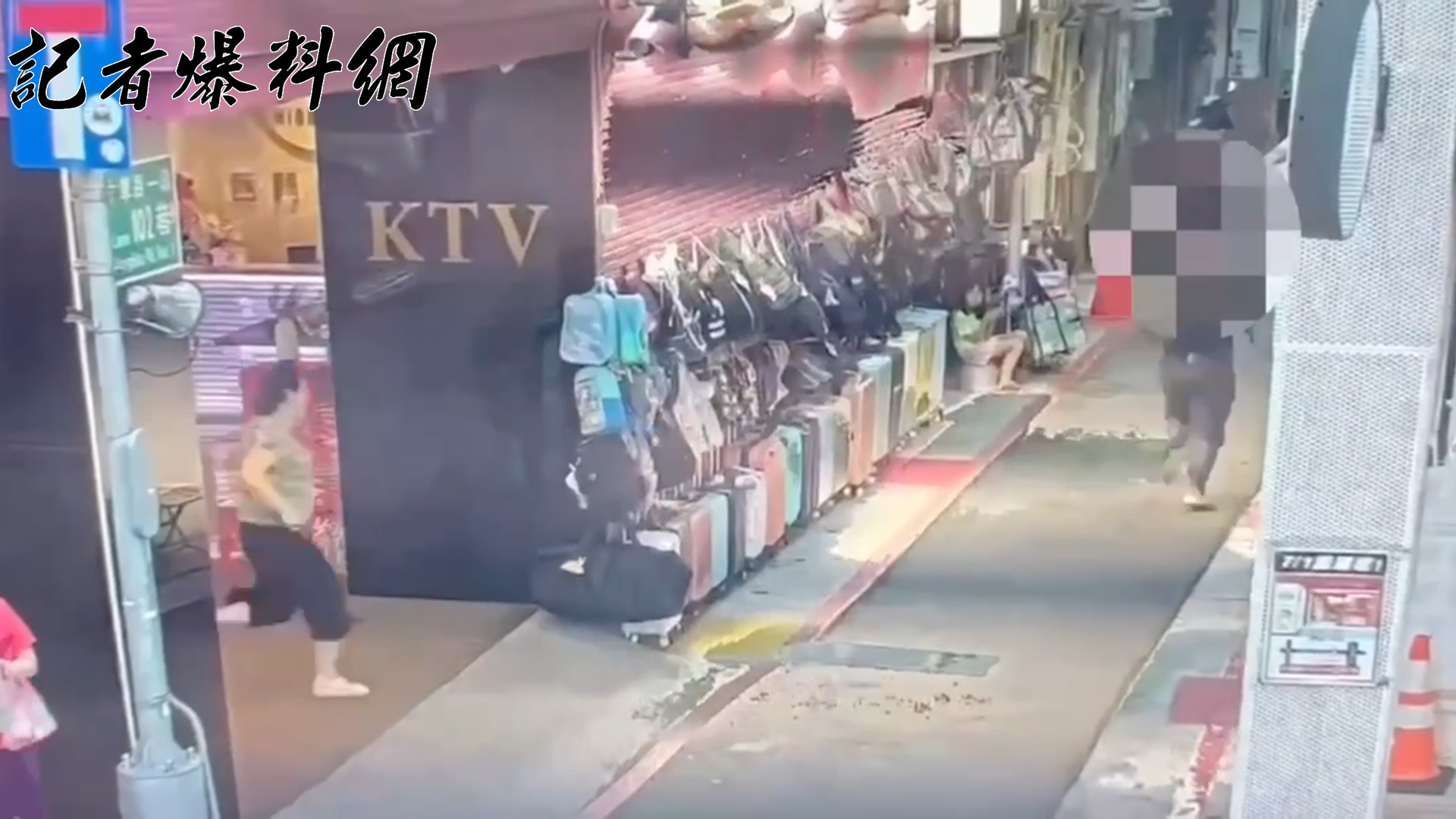 遭搶走新台幣21萬元現金的殷女，大聲呼救並在街頭追趕林男。