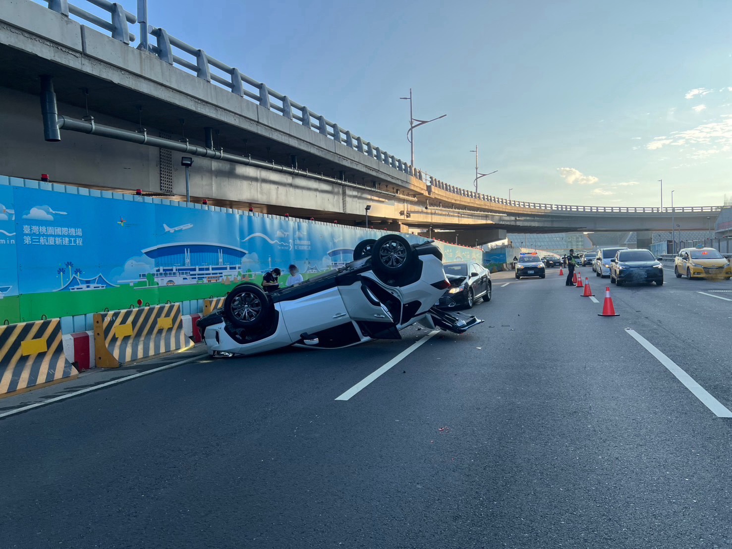 桃園國際機場航站北路出場道，今（26）日清晨5時許發生1起追撞事故。