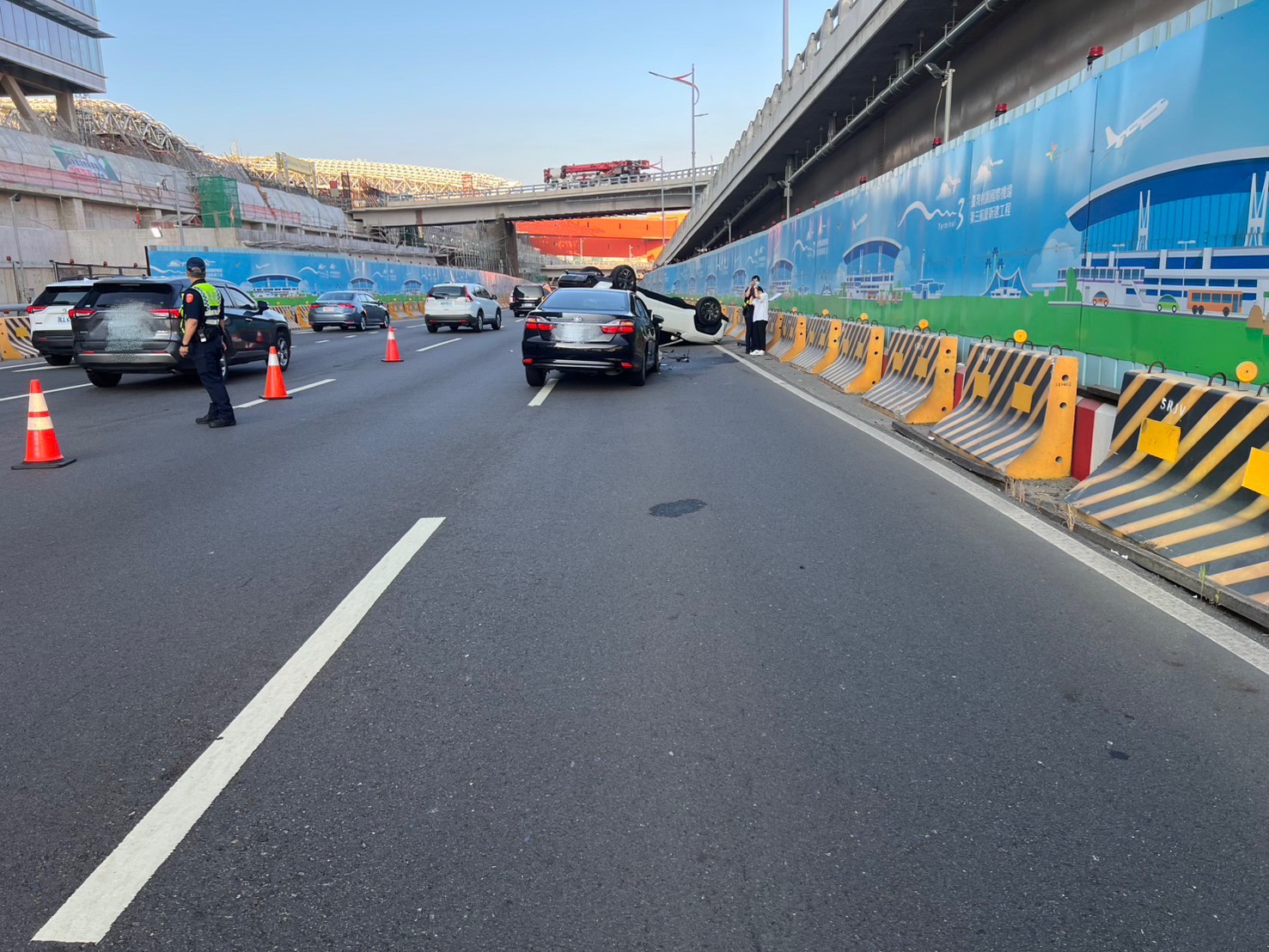 據了解，租賃小客車沿航站北路出場道往大園方向直行時，追撞上前方1輛不明原因停在路中的自用小客車。