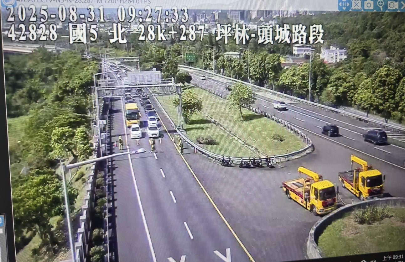 國道警方第一時間封閉雙向隧道，以利救災與排除事故車輛。