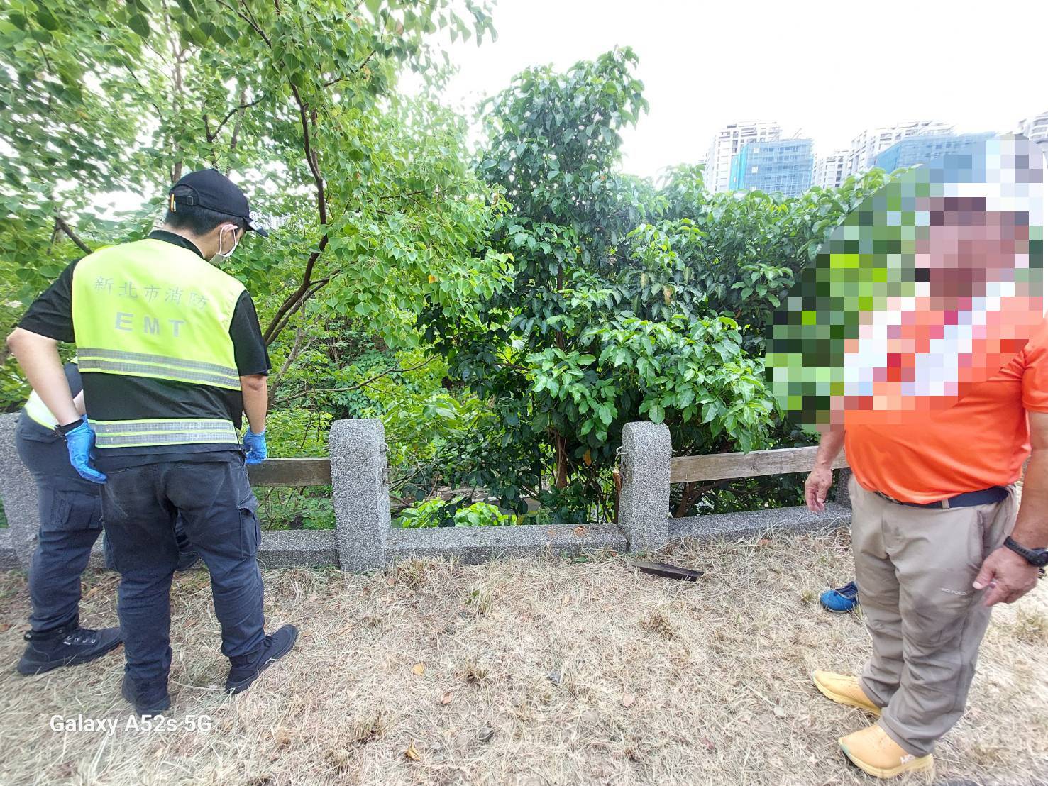 70歲李姓男子在活動途中，倚靠在公司田溪旁的木棧道護欄上休息，未料護欄突然斷裂，導致他墜落約5公尺深的草叢。
