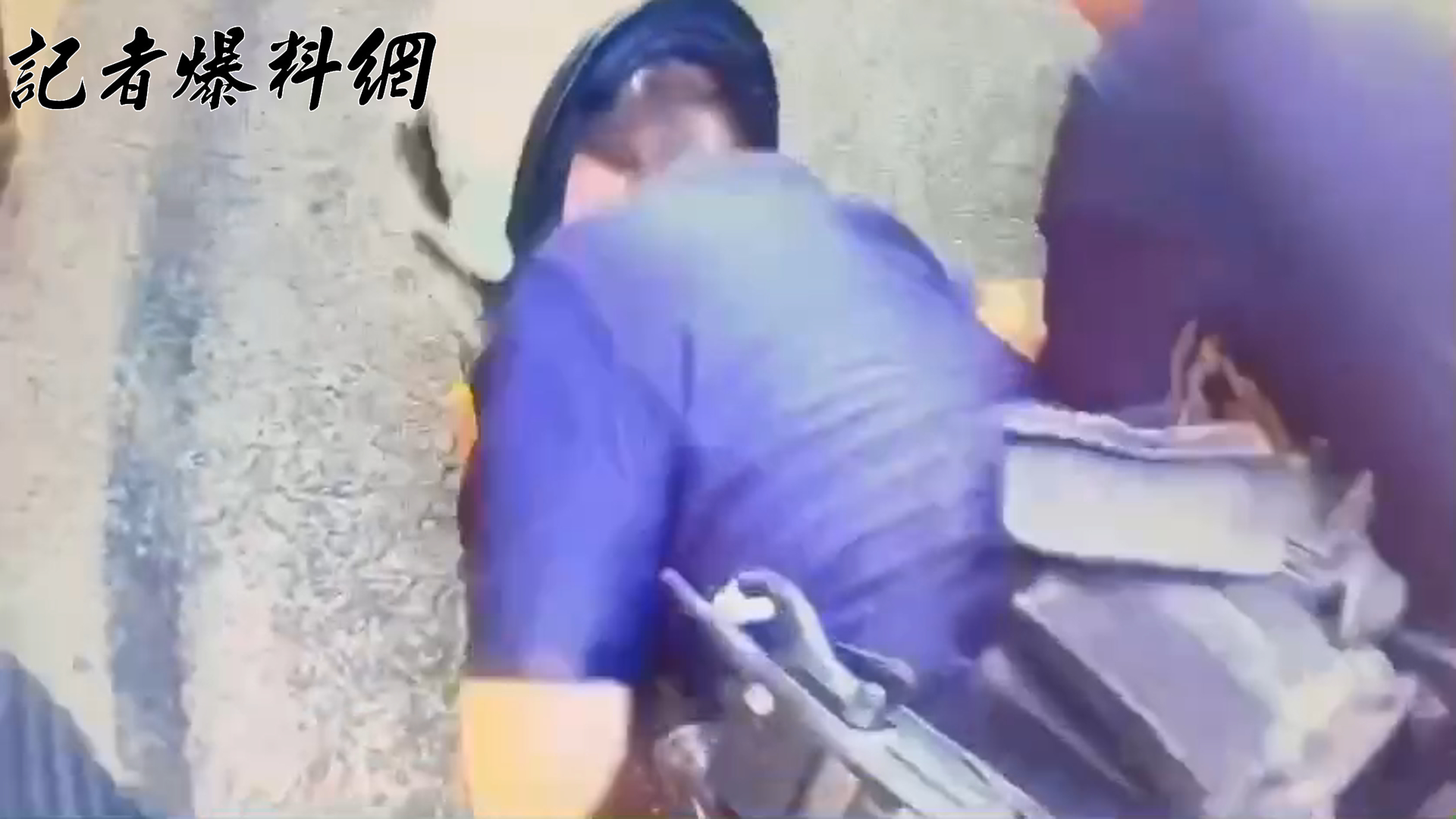 轄區警方獲報到場，劉男仍不聽勸，最終慘遭壓制逮捕。