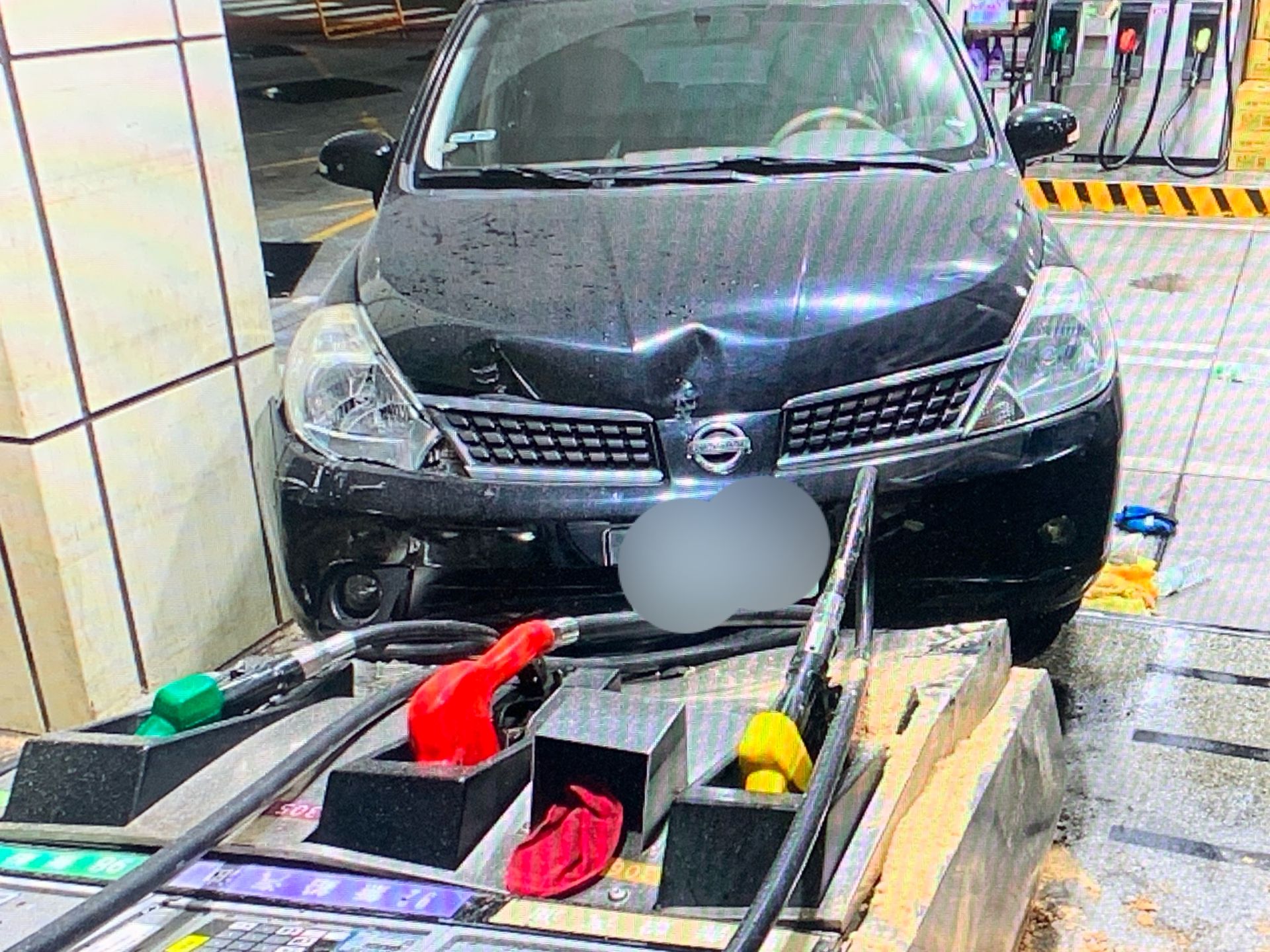 44歲陳姓男子駕駛轎車進入加油站準備加油時，本該減速就位的車輛卻突然「爆衝」，直接衝撞加油島上的加油機，導致加油機倒塌。