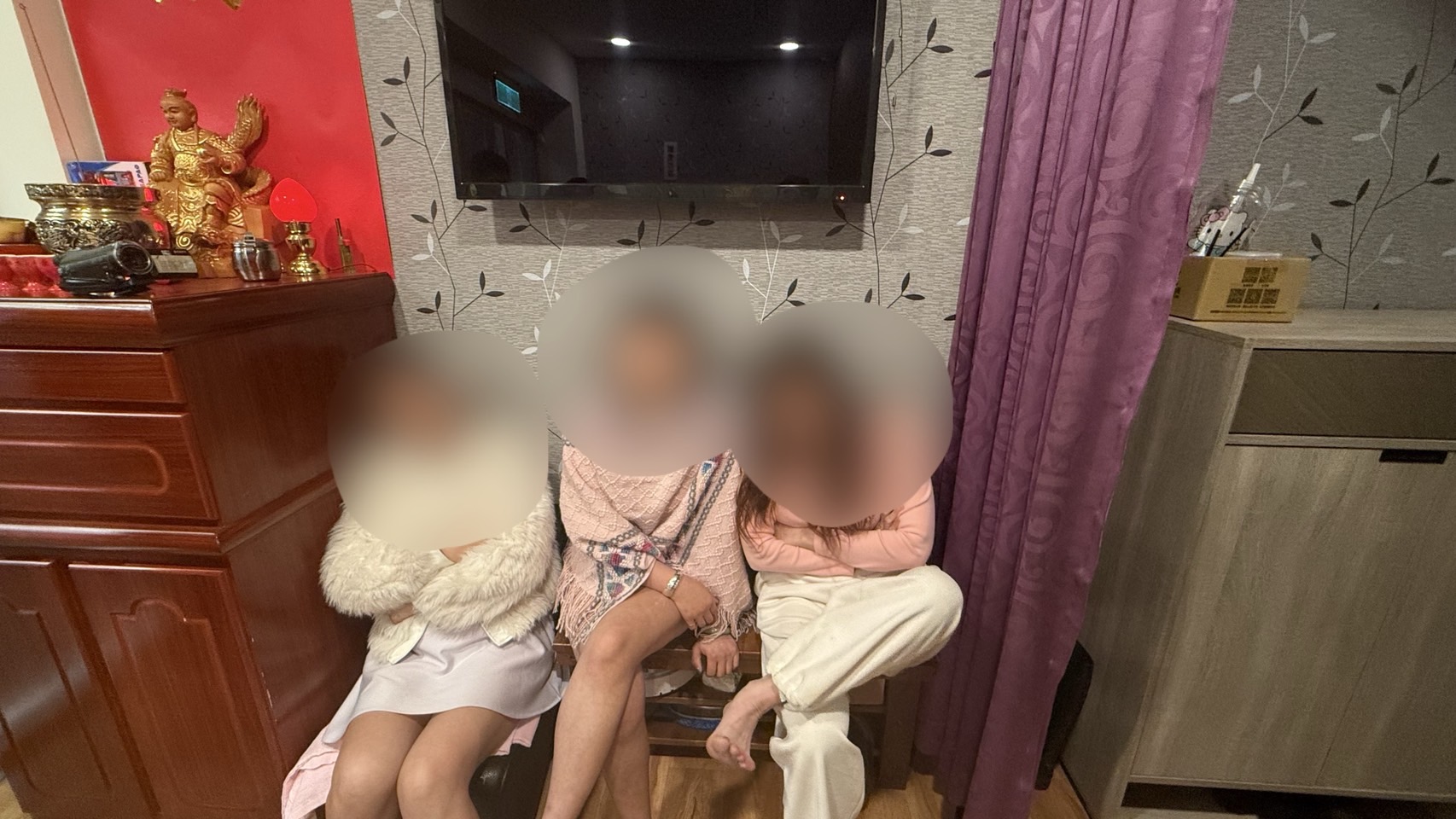 警方於去年12月19日首度持搜索票前往查處，當場查獲女按摩師與男客進行半套性交易。