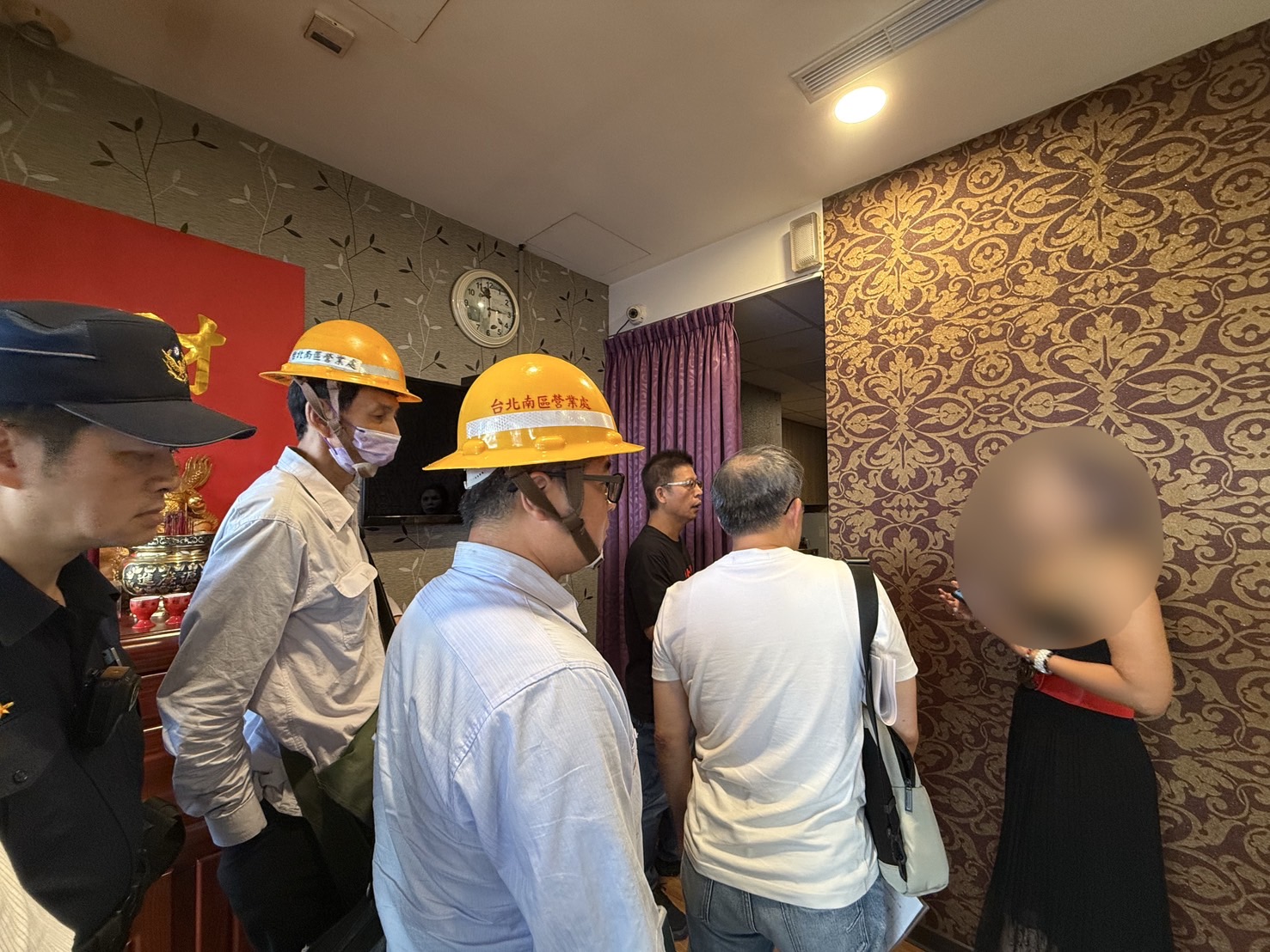 台北市警察局會同北市府都市發展局、台灣電力公司、自來水事業處等單位，昨（15）日共同出動，對該養生館強制執行斷水斷電。