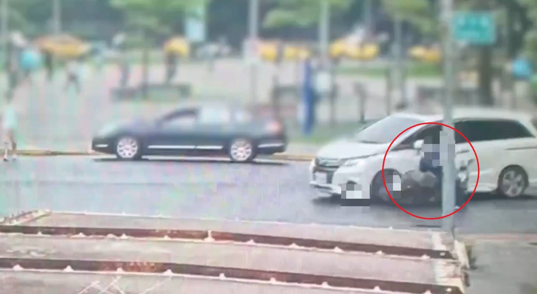 張姓婦人未依規定將車開至路口中心再轉彎，直接搶快左轉，與詹姓男子騎乘的右轉機車發生碰撞。