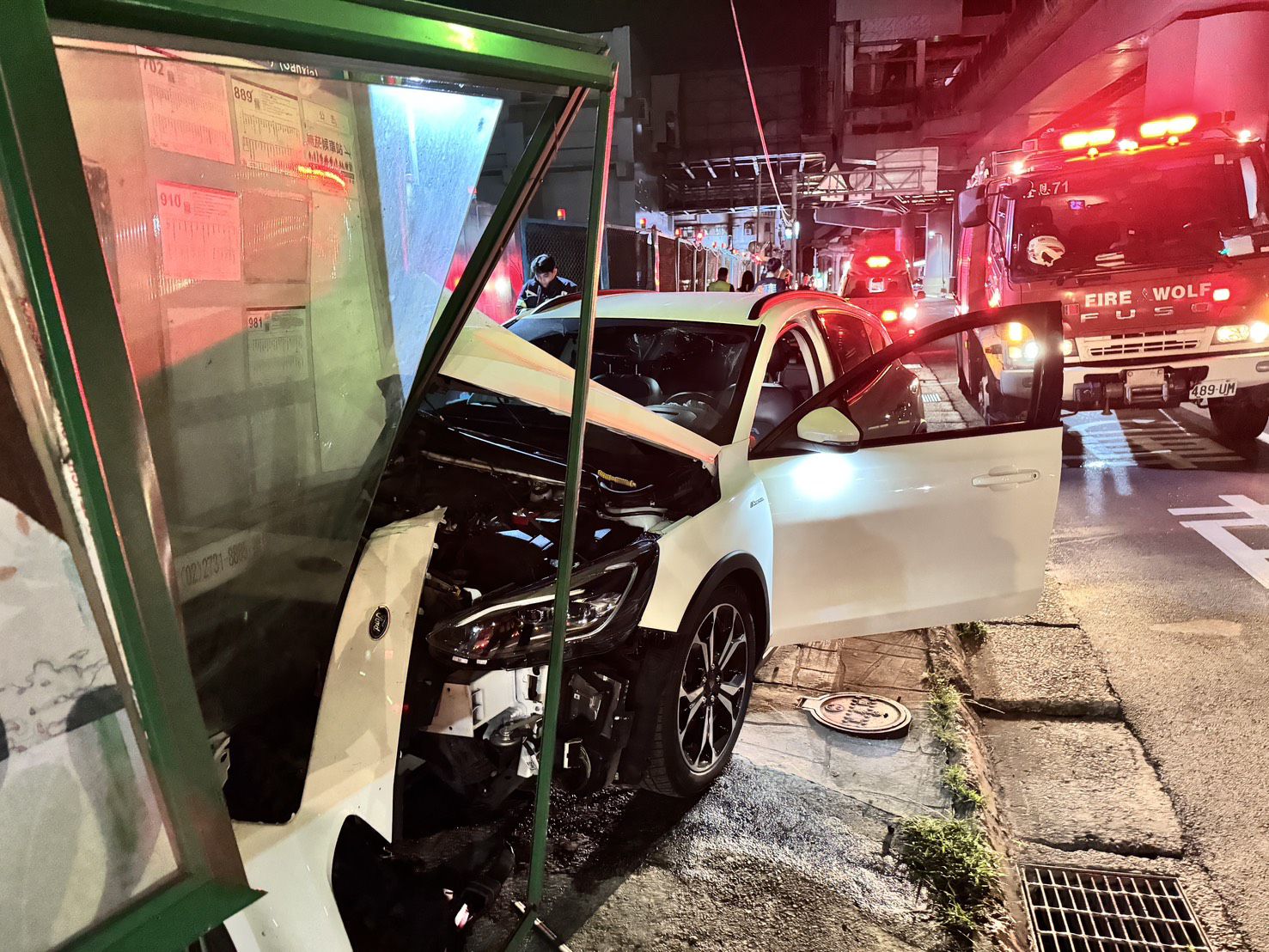 新北市三峽區復興路、學成路口，昨（15）日晚間22時許發生1起自撞車禍。
