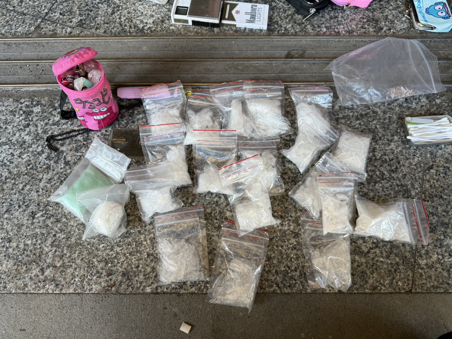 警方在黃女的包包內，搜出海洛因30公克及安非他命360公克，總市價約百萬元。