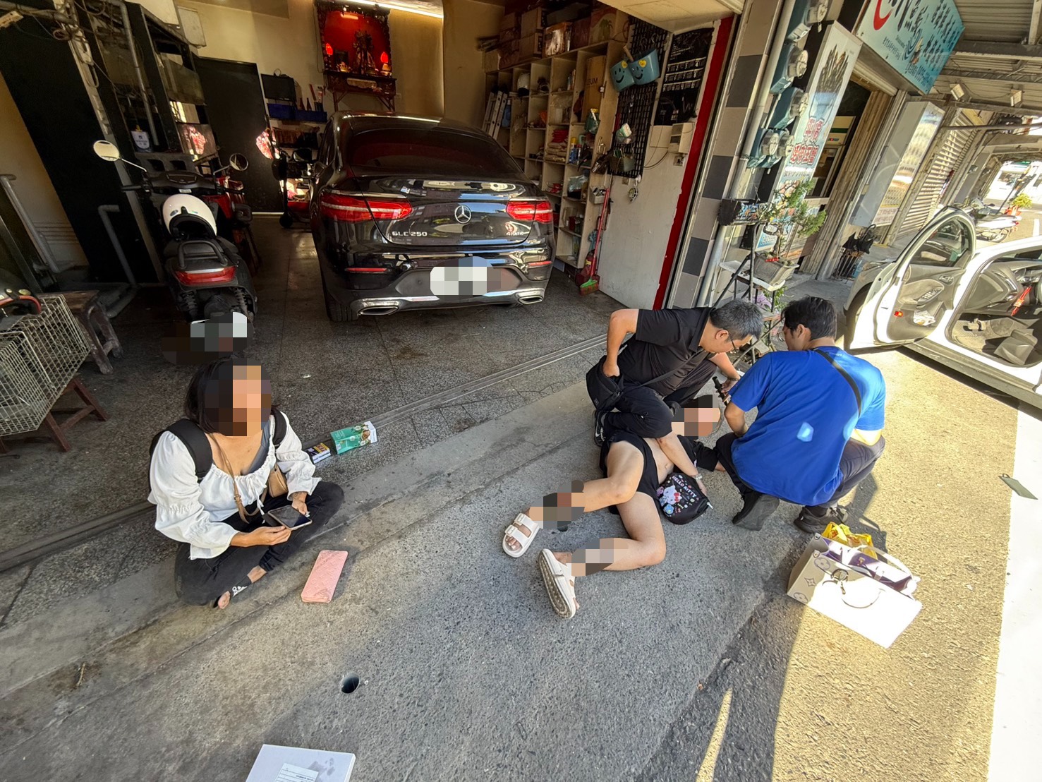警方啟動攔截圍捕，於礁溪鄉育英路1處汽修廠前，成功逮捕駕車衝撞的黃女及乘客王女。