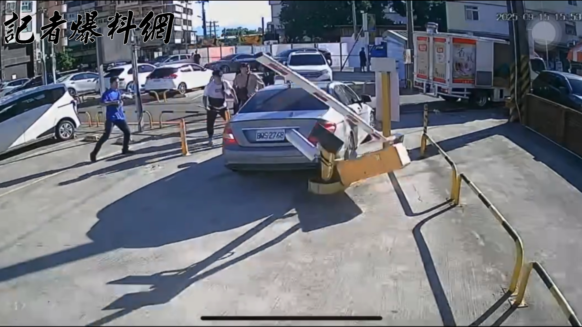黃女為掩護簡姓通緝犯男友，竟開車衝撞停車場護欄、柵欄，並試圖衝撞員警逃逸。