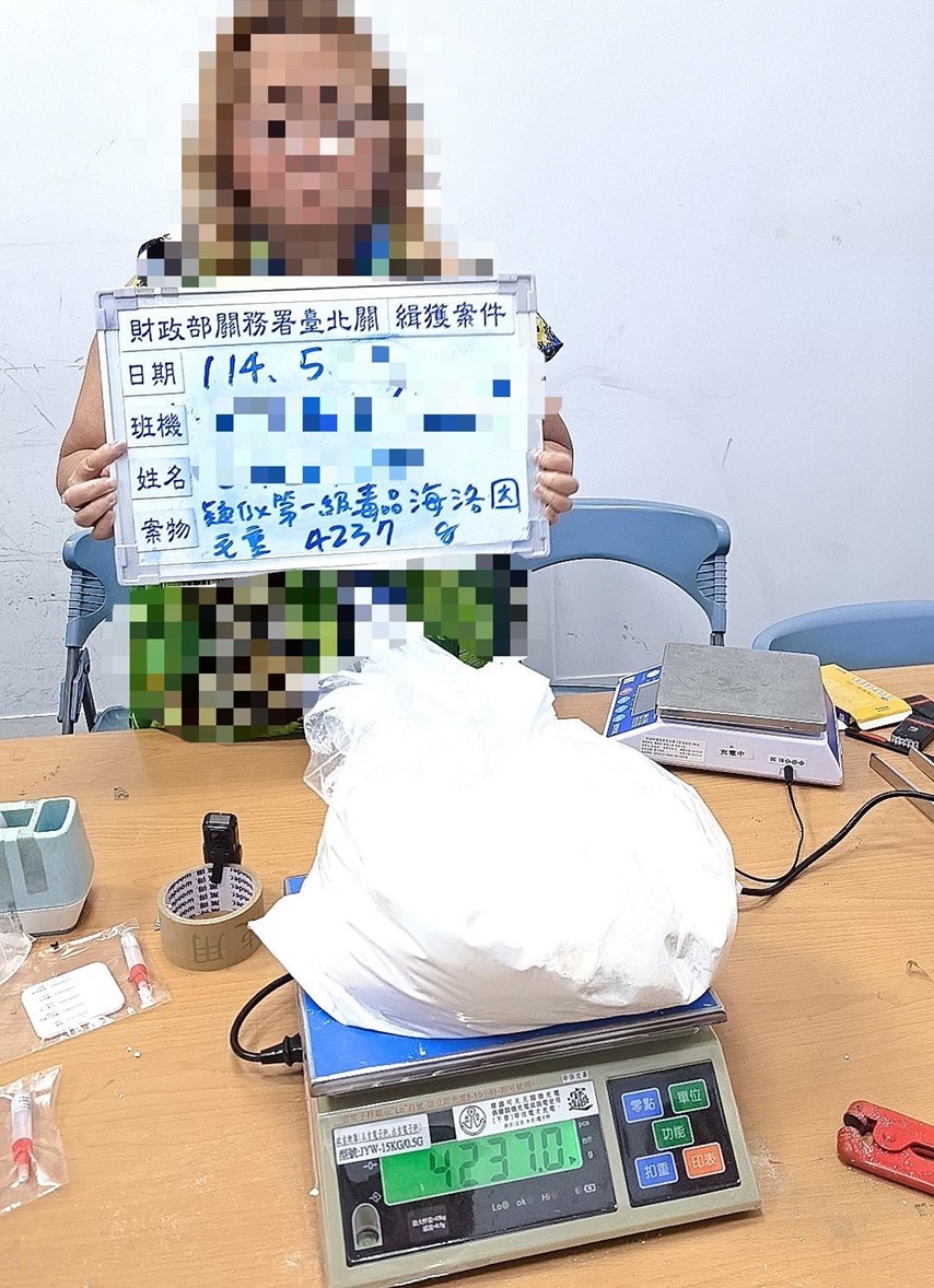 國籍P姓女子今（2025）年5月從美國出發，經寮國、香港轉機來台，被安檢人員查出其託運行李夾藏了市值逾新台幣3000萬元的毒品海洛因。