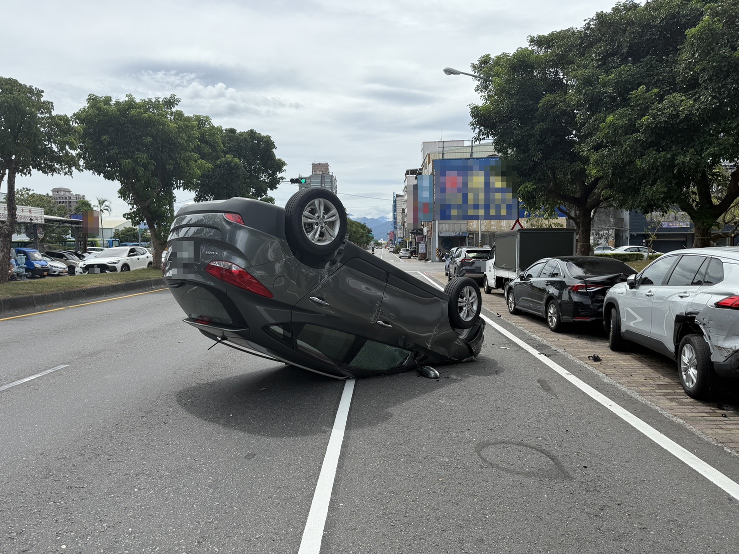 遭撞的路旁停放車輛板金多處凹陷，其中1輛後車廂甚至被掀起。