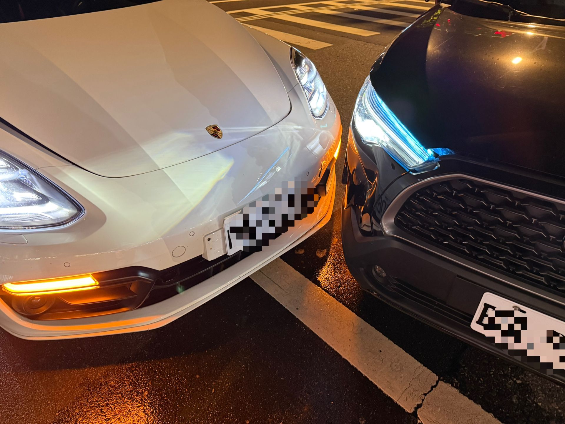豐田Corolla Cross休旅車突然違規迴轉，與1輛直行的保時捷Panamera轎跑車發生碰撞。