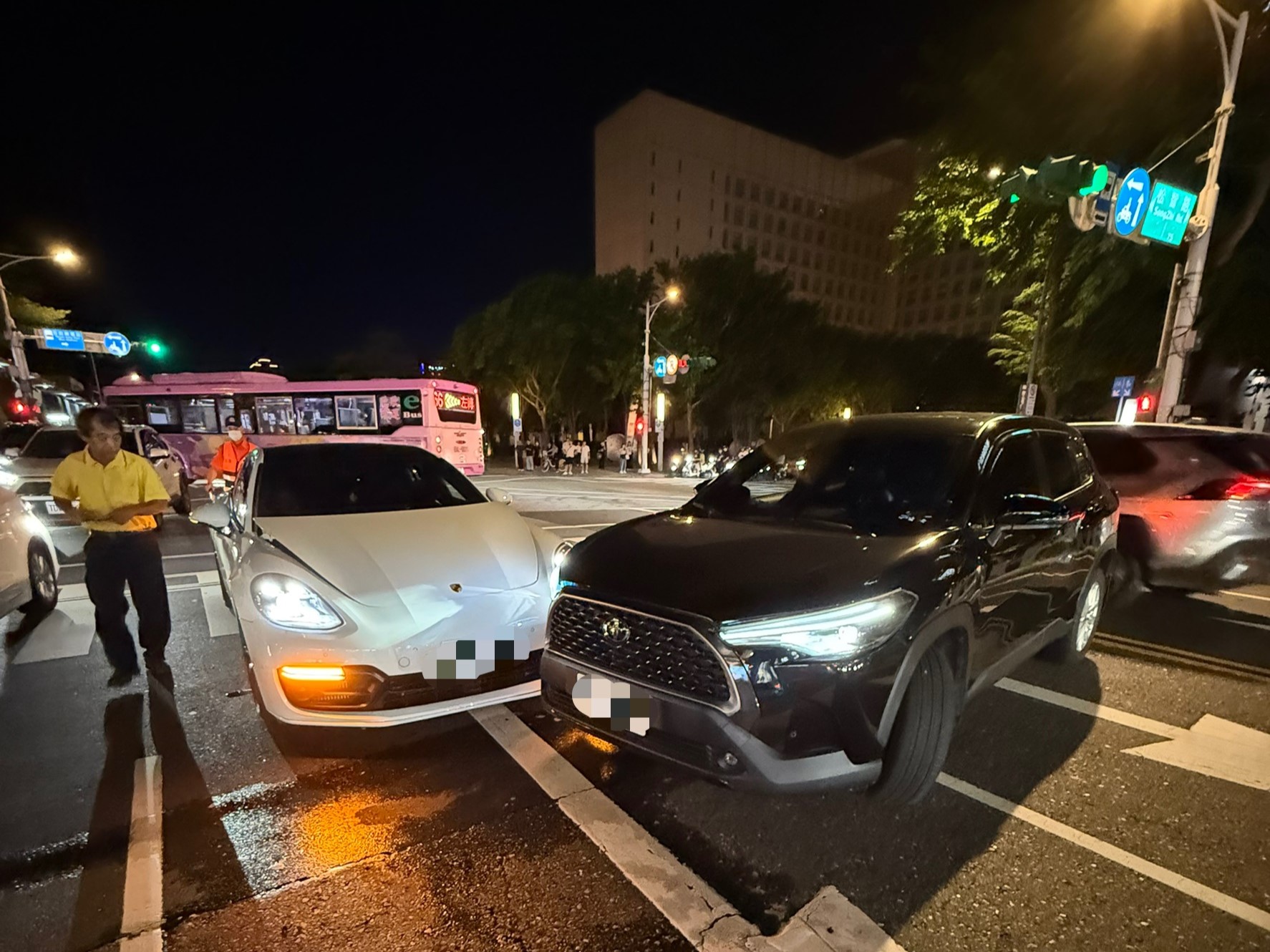 台北市信義區松壽路、松智路口，昨（20）日晚間20時許發生1起交通事故。