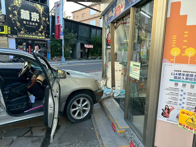 62歲的林姓男子駕駛休旅車沿中山路二段北上行駛,行經超商門口時,疑似在停車過程中操作不慎車輛爆衝,直接衝撞超商大門。