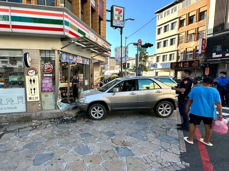 宜蘭縣礁溪鄉中山路二段一帶,今(21)日清晨6時許發生1起驚險車禍。