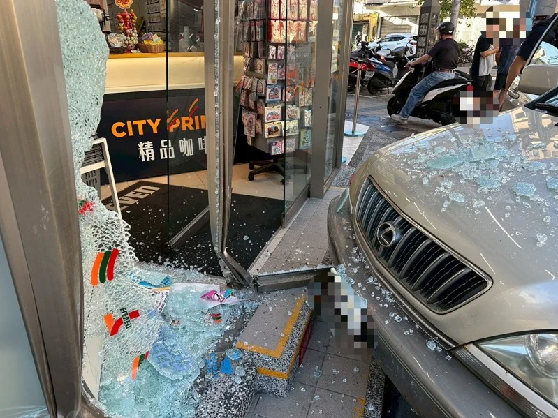 62歲的林姓男子駕駛休旅車沿中山路二段北上行駛,行經超商門口時,疑似在停車過程中操作不慎車輛爆衝,直接衝撞超商大門。