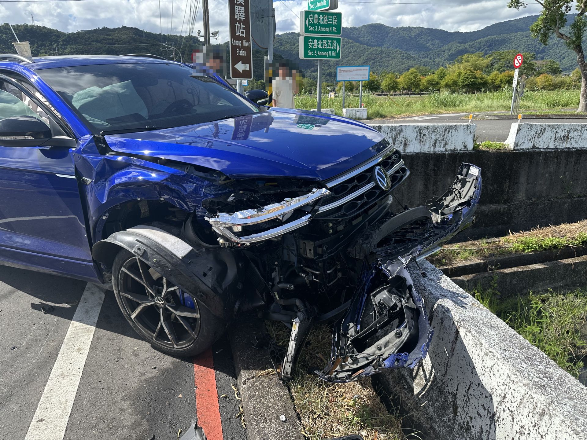 24歲楊姓男子駕駛載著34歲黃姓男子的福斯TIGUAN，沿健富路行駛。