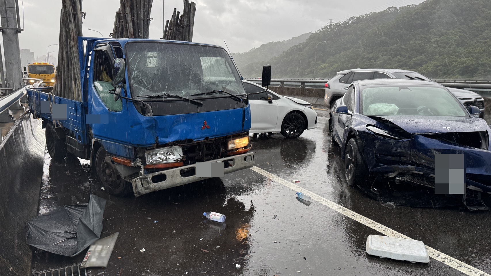 國道1號南下35.6K泰山路段，今（23）日清晨6時許發生連環追撞事故。