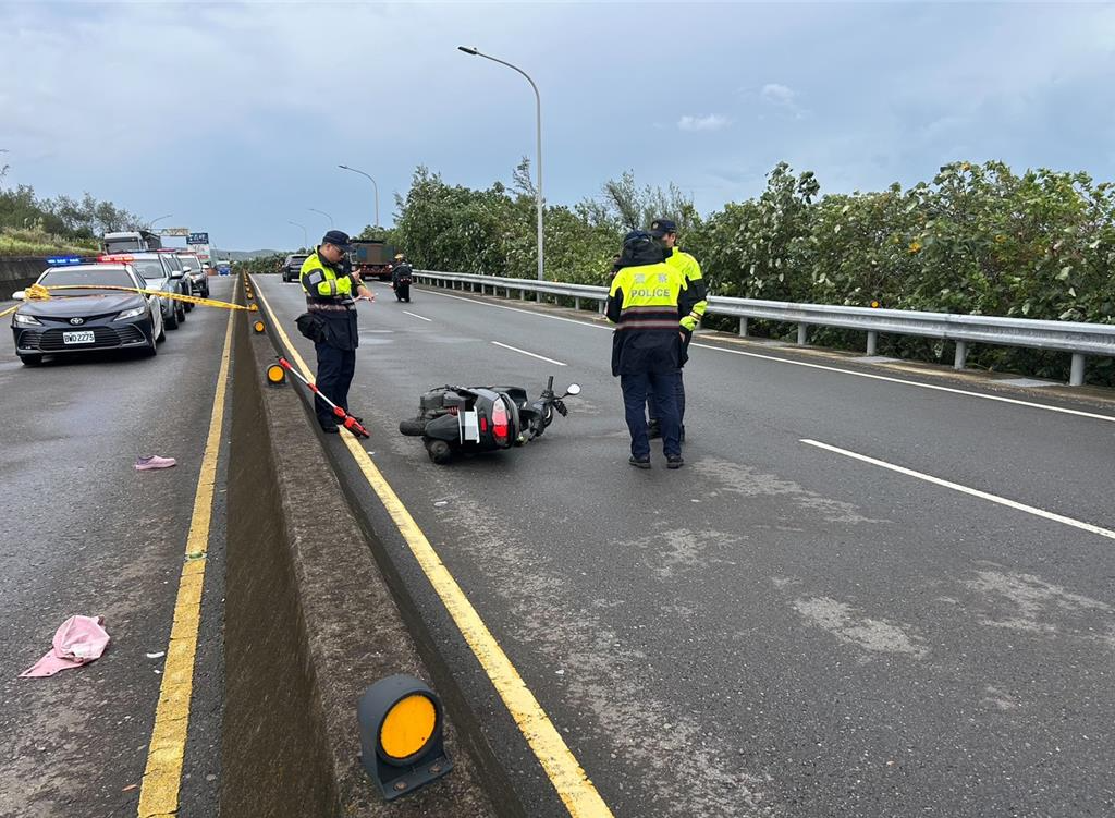 52歲汪姓女騎士騎乘機車，不明原因自撞中央分隔島，彈飛越過護欄後摔落對向車道，不幸遭對向預拌車輾過，當場死亡。