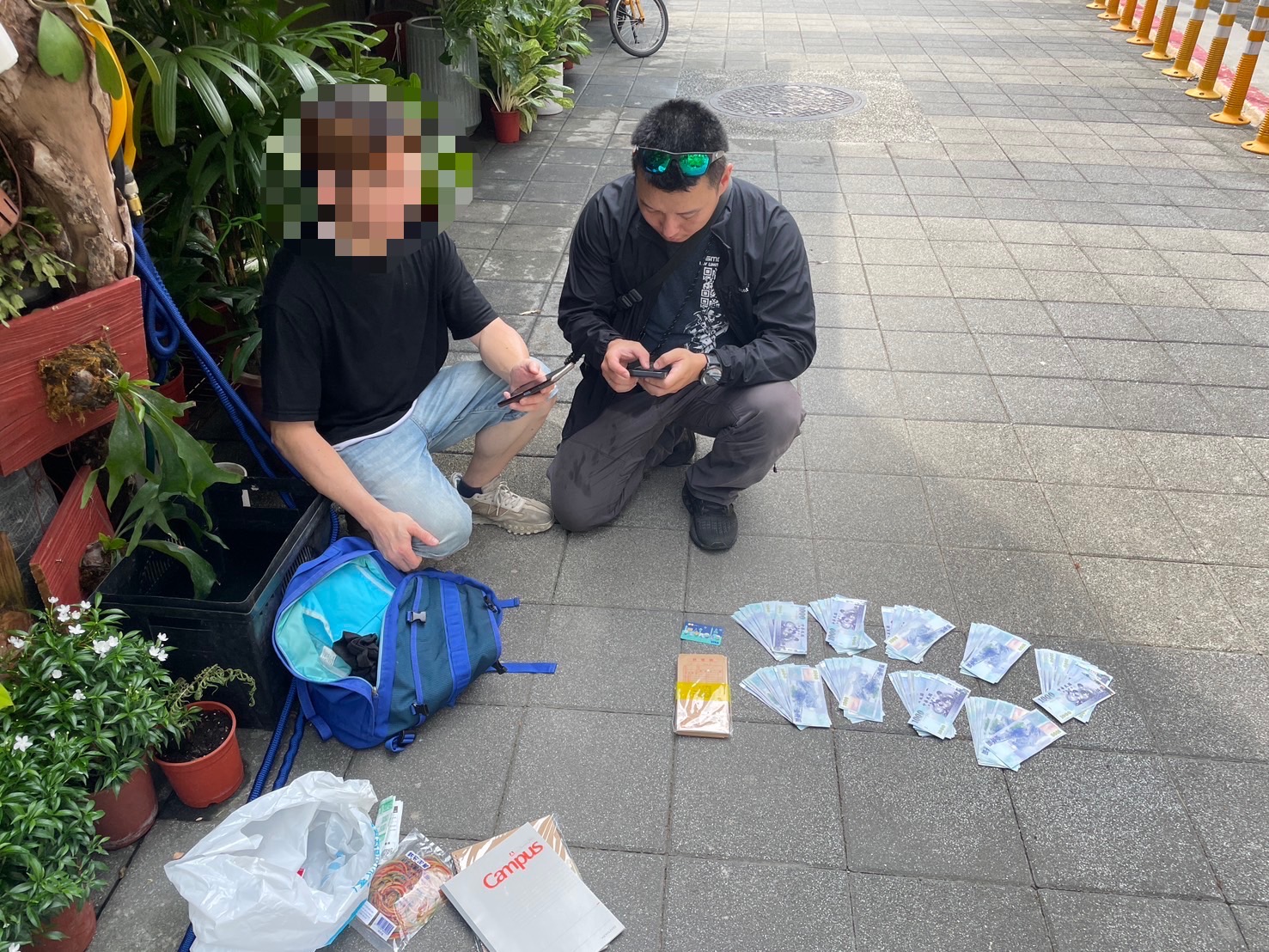 郭男見警心虛，拔腿就跑，試圖逃往市民大道，但最終仍被警方壓制逮捕。