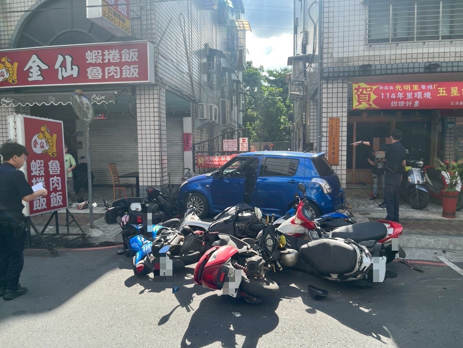 新北市新莊區民安西路一帶，前（27）日下午14時許發生離奇自撞事故。