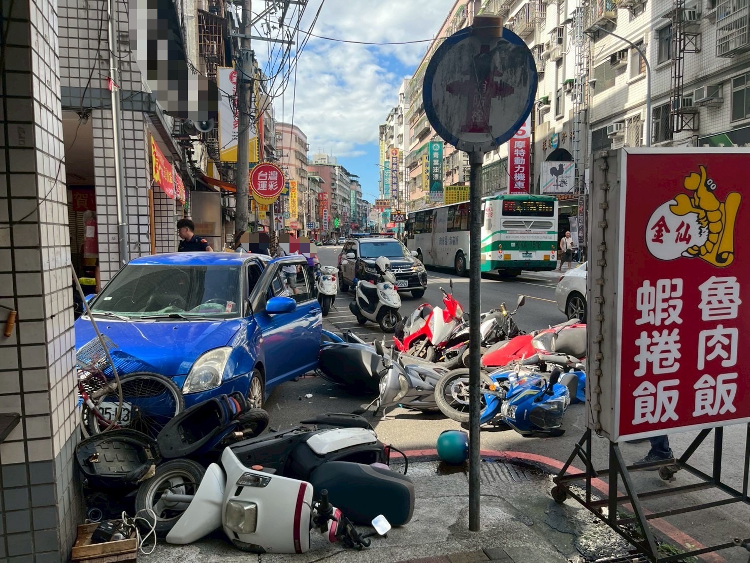 35歲林姓男子開車時突然失控，一路撞進路邊停車格，如打保齡球般撞倒11部機車、電動車與腳踏車。