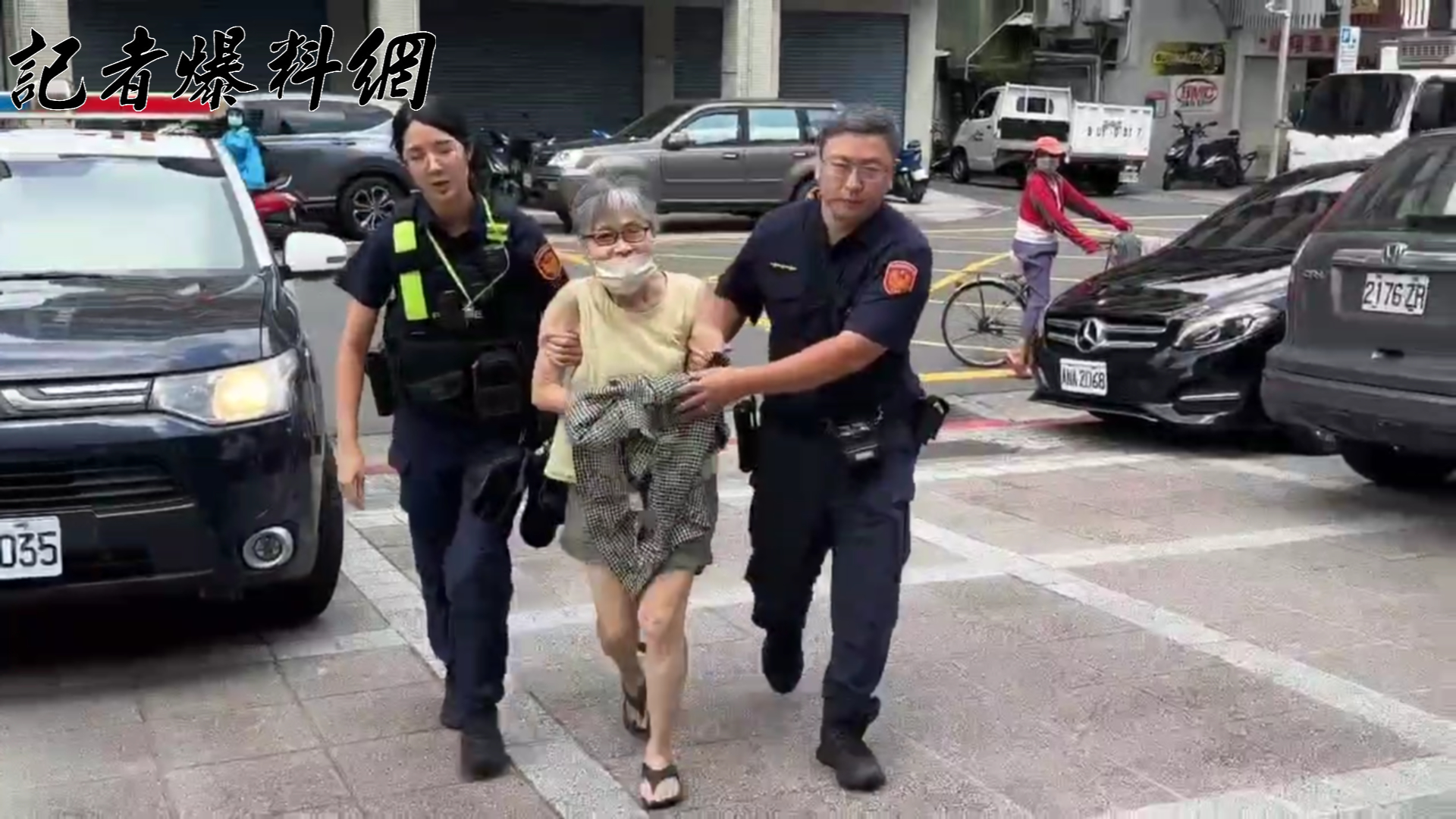 曾婦被警方上銬帶回大同分局偵訊。