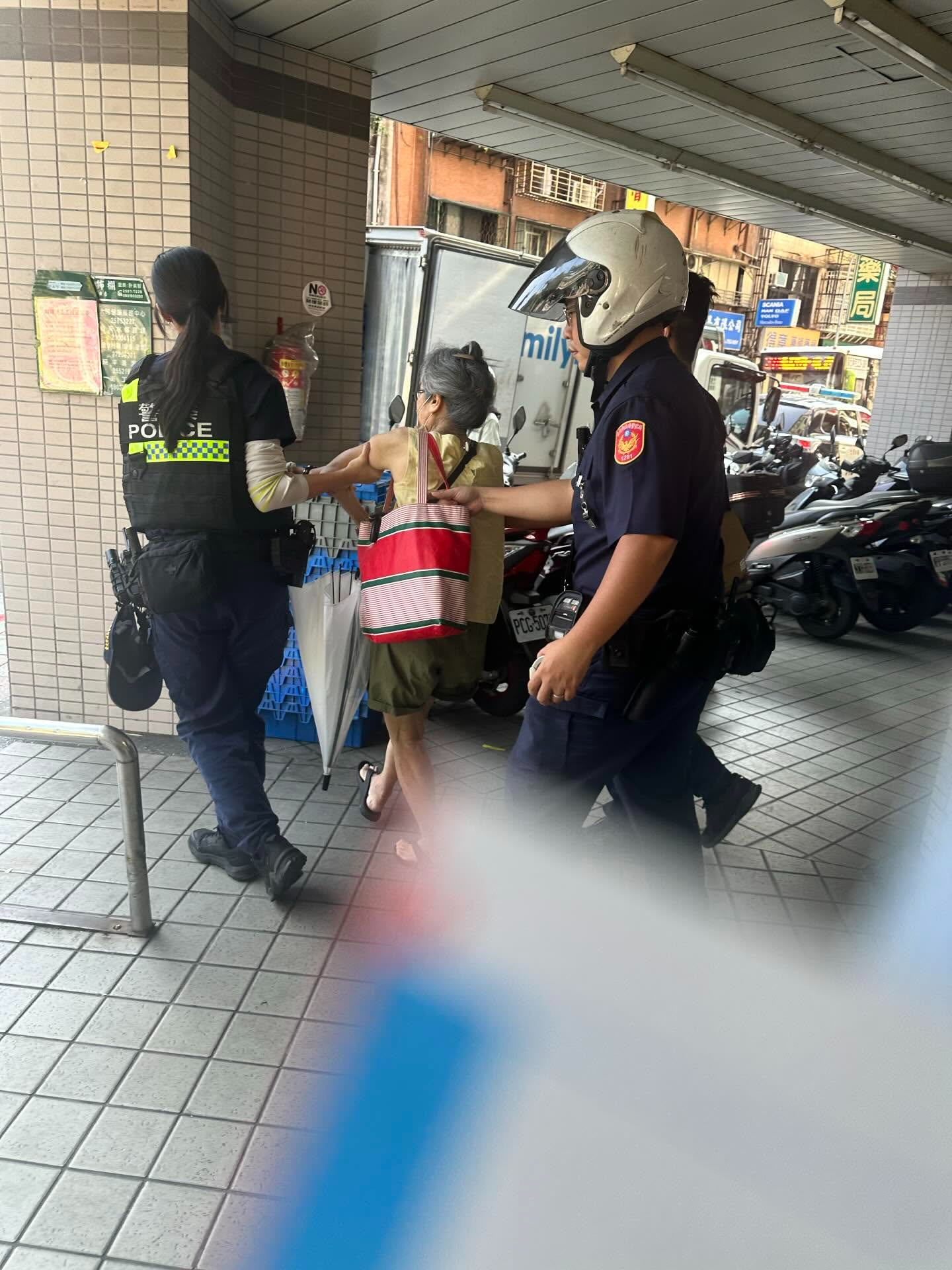 曾婦情緒激動，不斷反抗並大喊「不是我」、「這是假的」、「救命啊」，因此讓旁人誤以為她在超商鬧事。