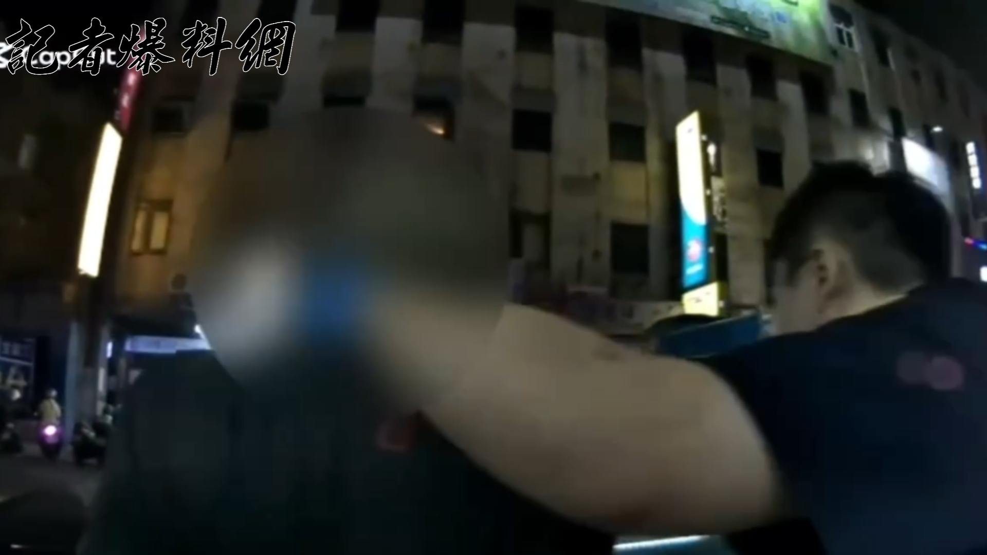 70歲梁姓老翁搭乘公車時未依規定刷卡付費，遭司機要求補刷後，竟拒絕配合並與司機發生激烈口角。警方獲報到場處理時，梁翁仍情緒激動，不願配合查驗身分，甚至出手推擠員警。