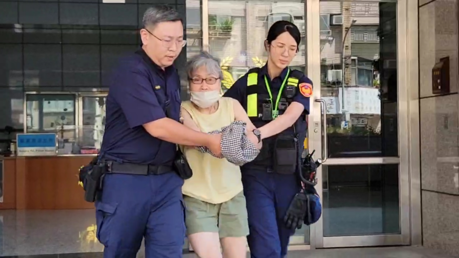 北捷逼讓座阿嬤遭解送士林地檢署歸案。