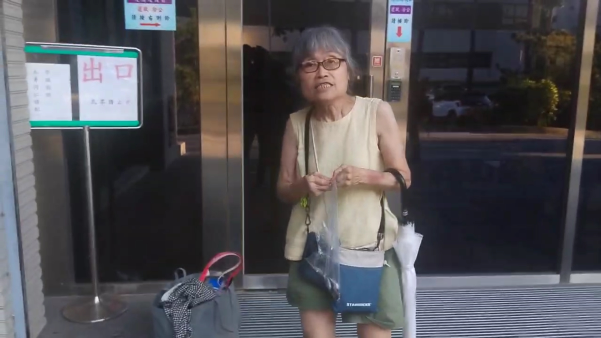 北捷逼讓座阿嬤繳納罰金新台幣1萬5千元及繳回犯罪所得472元，恢復自由身走出士林地檢署。