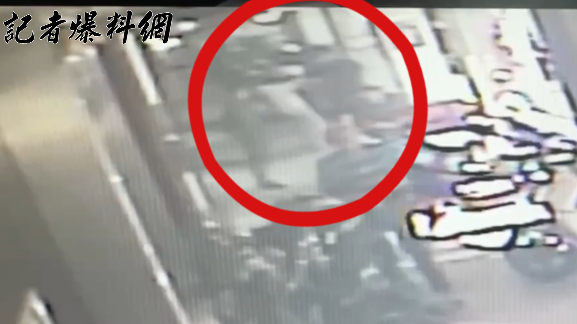 簡姓小弟對債務人張姓女子動手掌摑、推打，導致張女頭部重摔地面，當場失去呼吸心跳，一度命危。