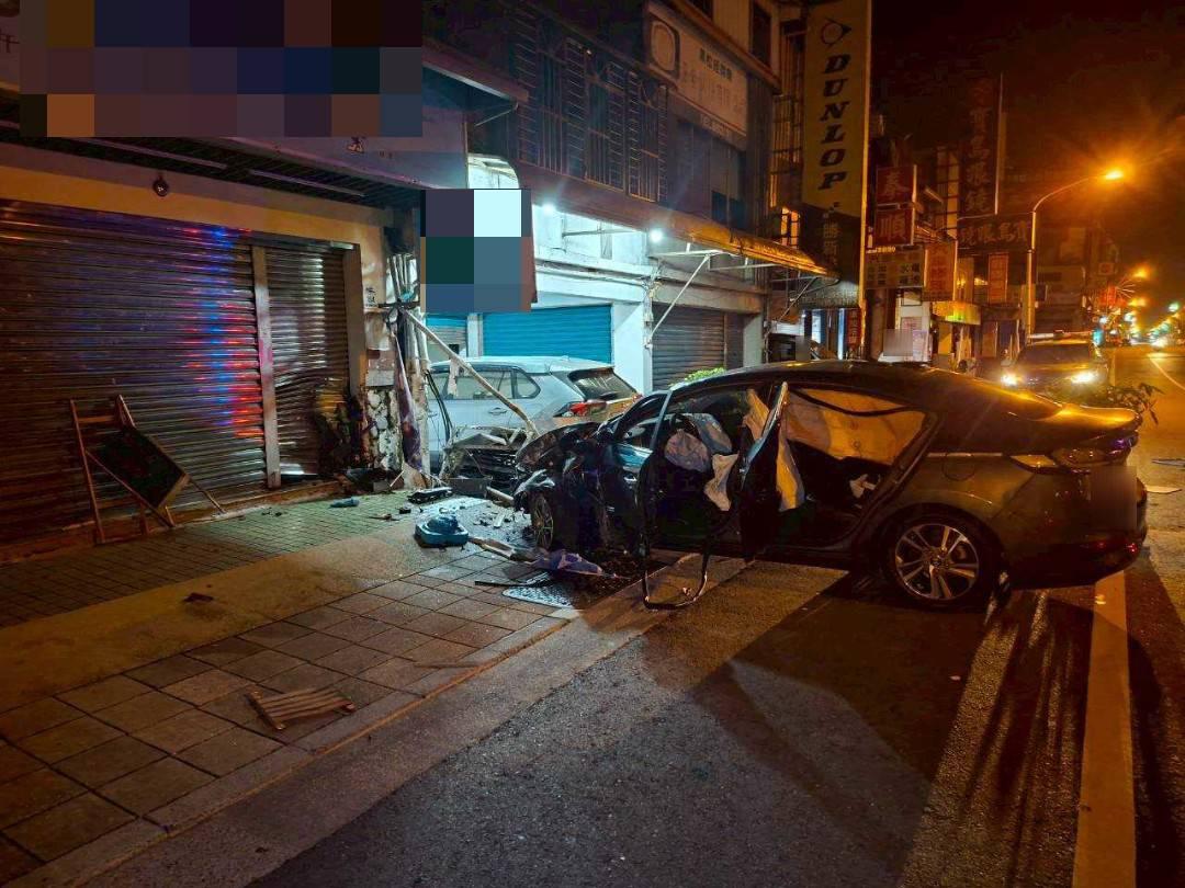 宜蘭縣蘇澳鎮中山路一段，昨（5）日凌晨0時許發生1起自撞事故。