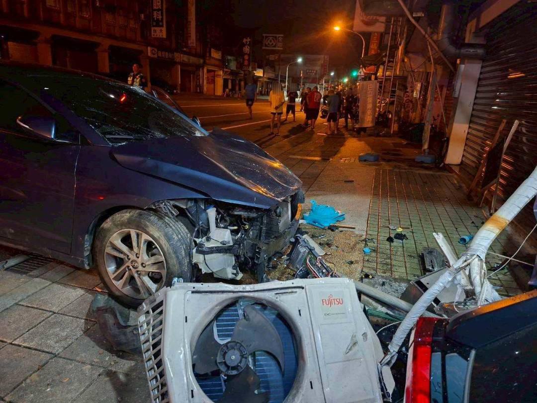 23歲游姓男子駕駛自小客車，疑因車速過快失控，車輛突然逆向衝撞路旁民宅。