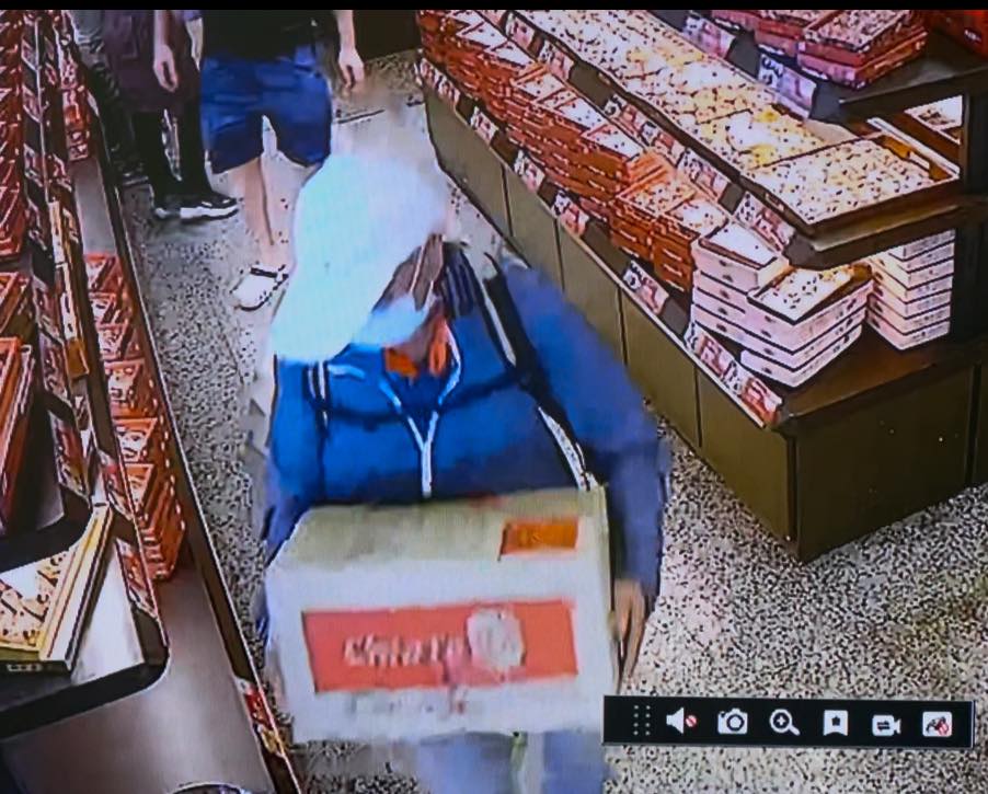 1名頭戴白帽的「神祕阿北」趁著中秋節前夕「佳德鳳梨酥」店內客人眾多、店員忙碌之際，悄悄抱走1箱預備出貨的鳳梨酥。