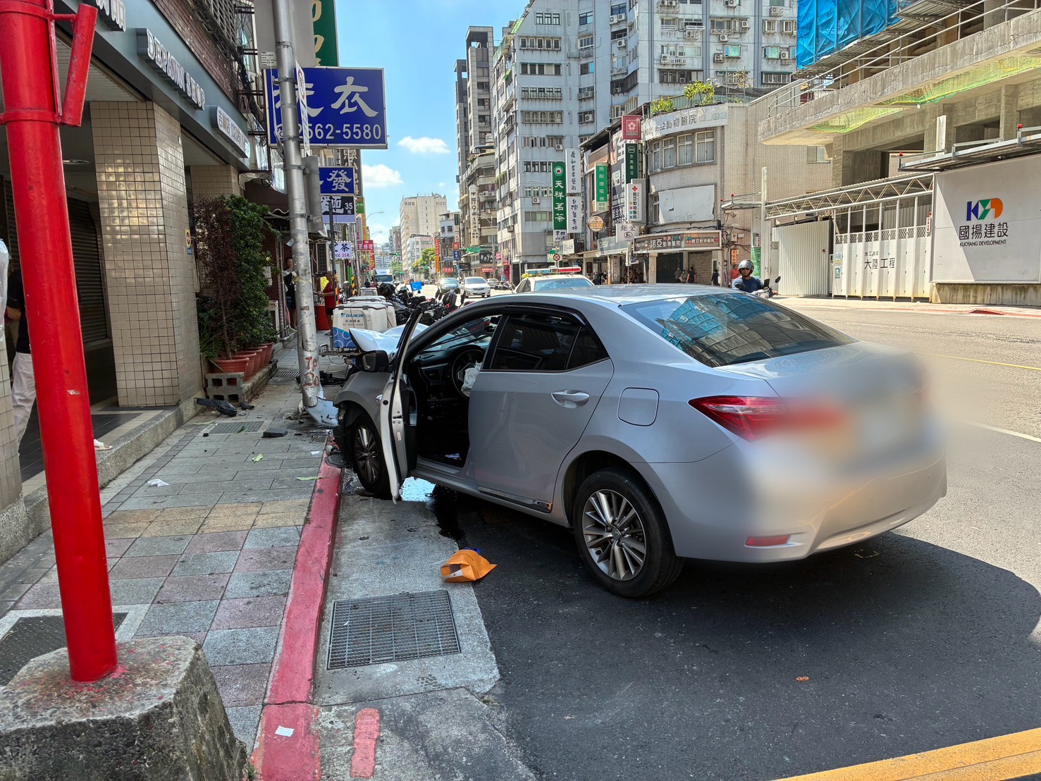 周男自撞路旁燈桿，車頭嚴重毀損。