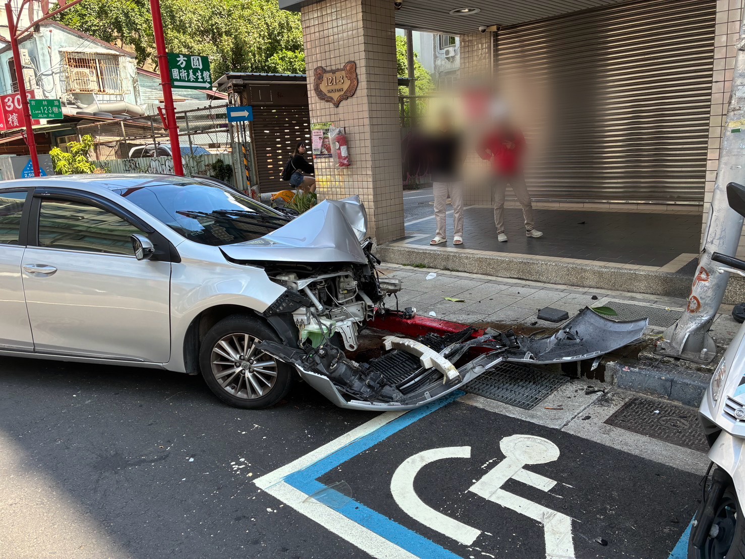 警方後續勘查現場時，在周男駕駛座旁查獲1支使用過的香菸濾嘴，經檢驗呈毒品K他命陽性反應。