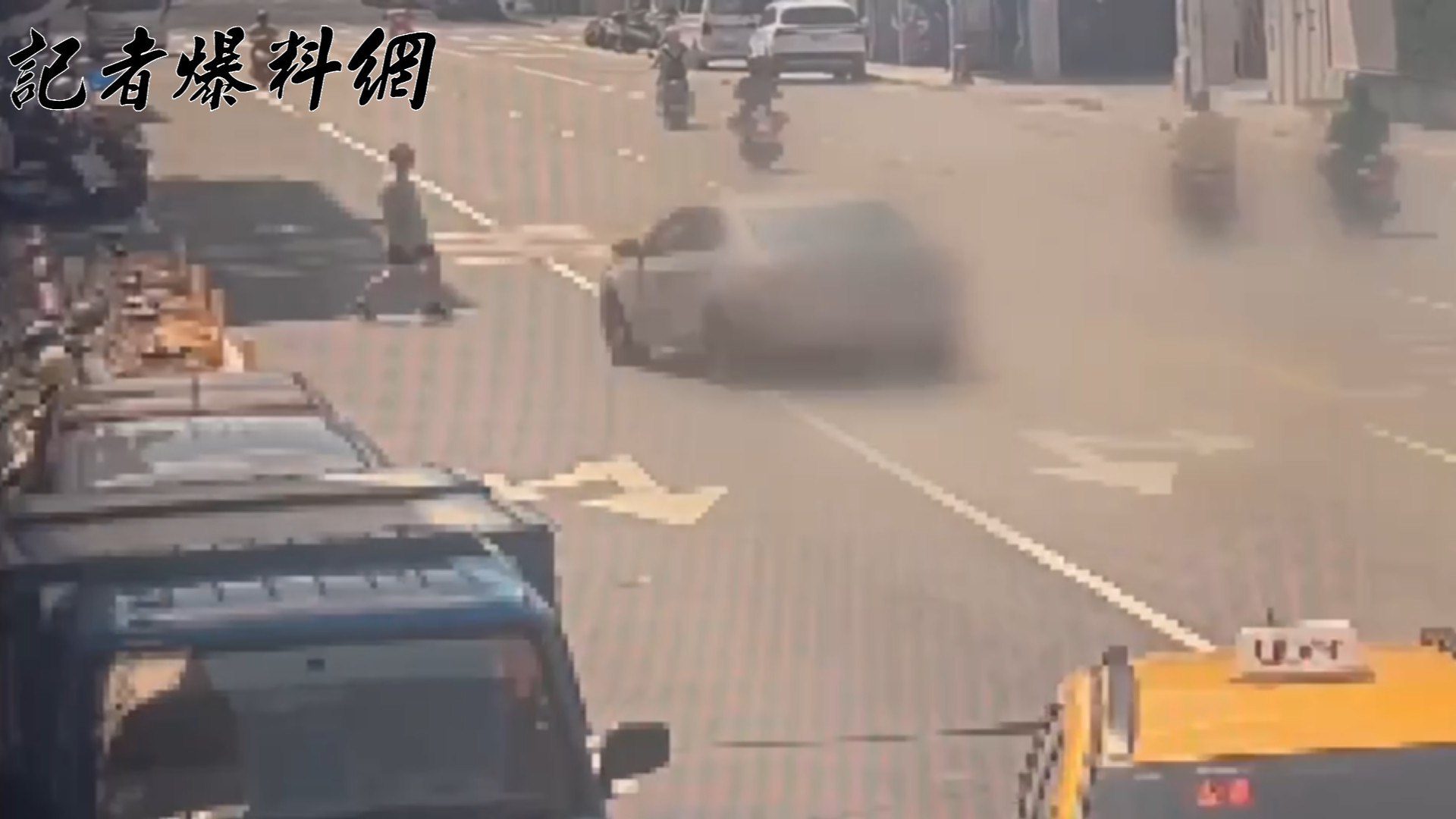 路人看到周男車輛不正常行駛，立即警覺地往後退了好幾步。