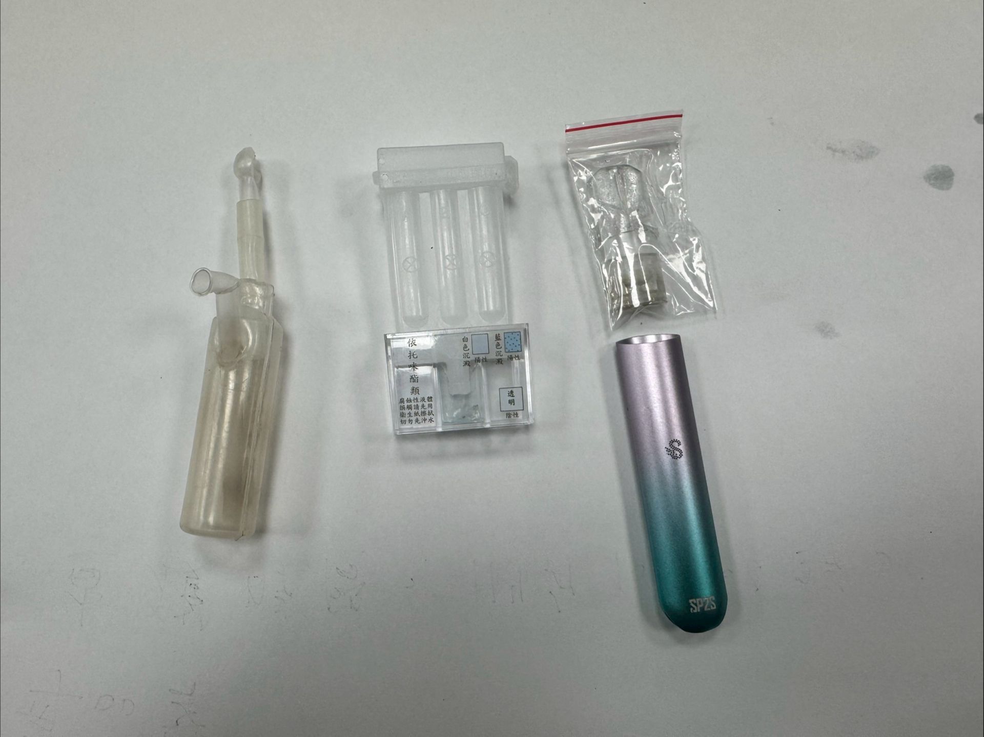 警方當場在陳男身上搜出安非他命吸食器及依托咪酯煙彈。