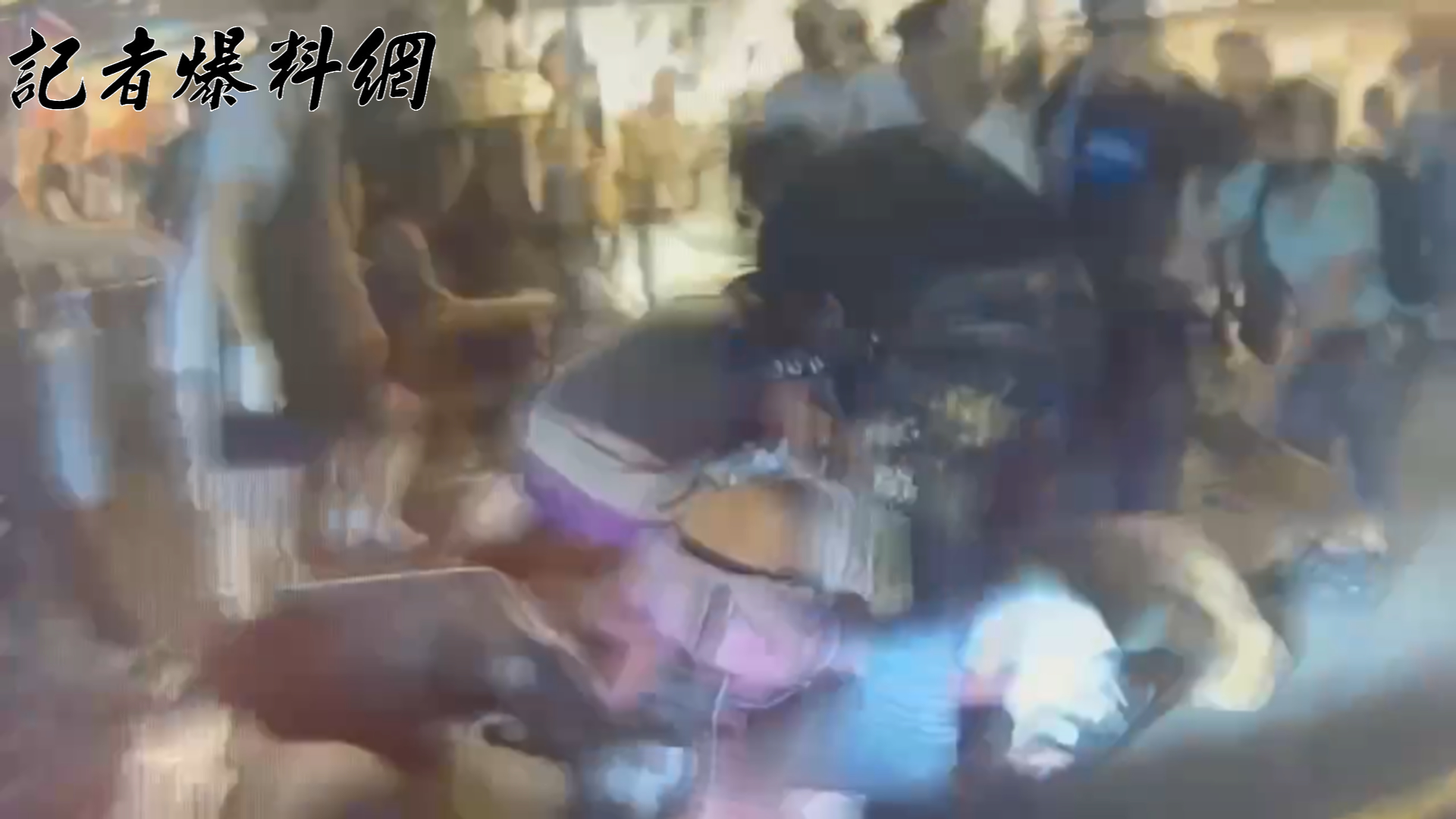 中秋節連假最後1天的夜間，新北市永和區的樂華夜市上演警民聯手制伏嫌犯的驚險場面。