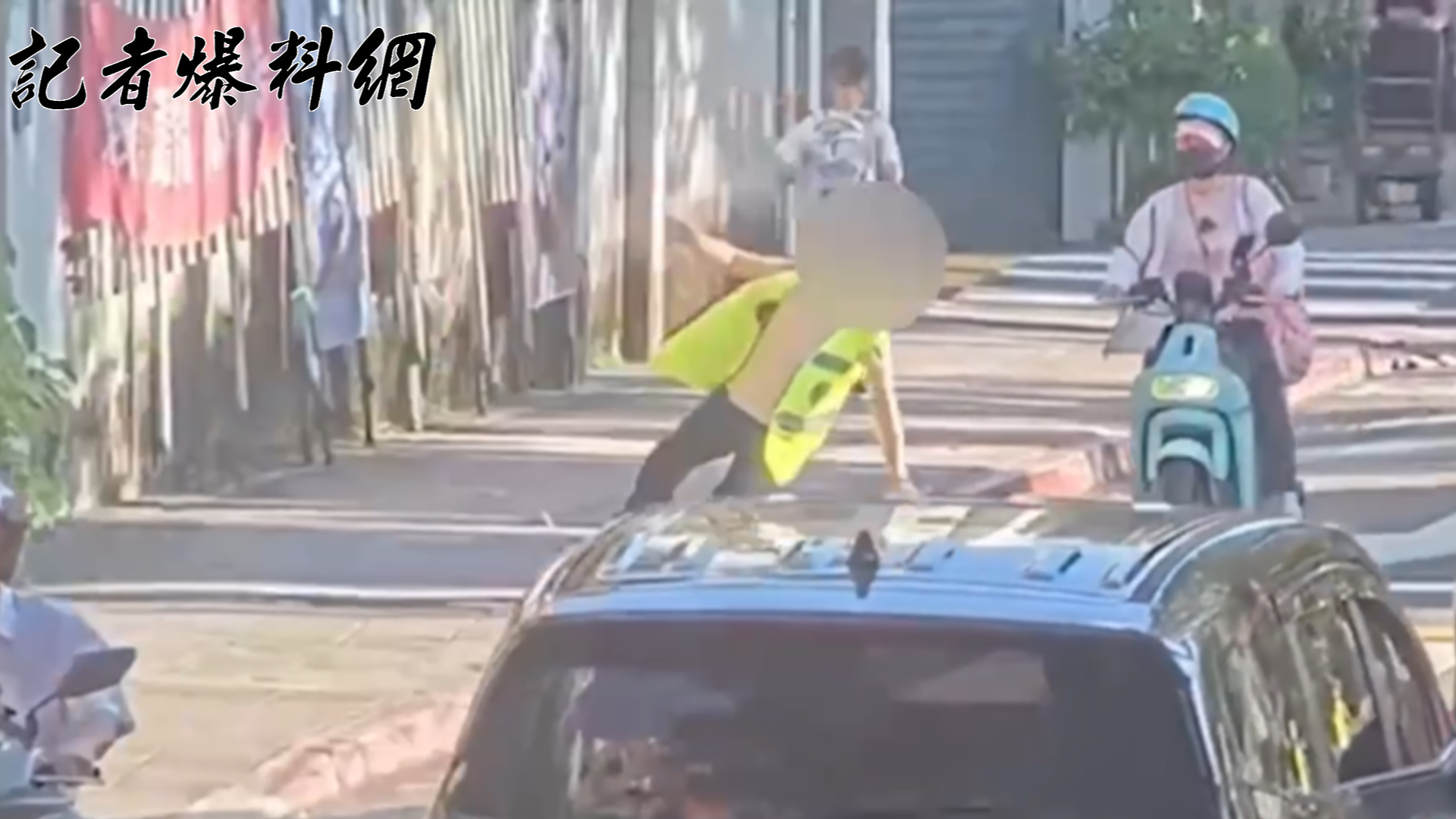 擔任學校志工的69歲曾姓婦人,在和平東路二段96巷人行道上因突感頭暈,身軀不穩偏向車道摔倒。