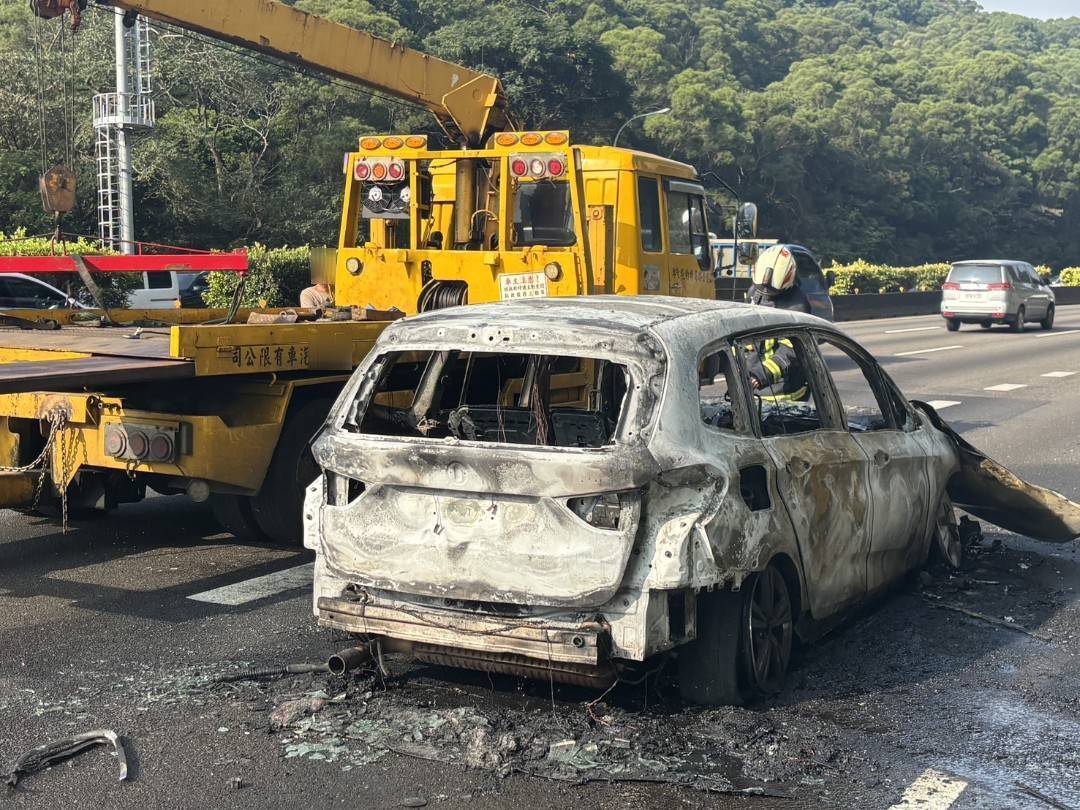 警消人員獲報趕抵,迅速撲滅火勢。