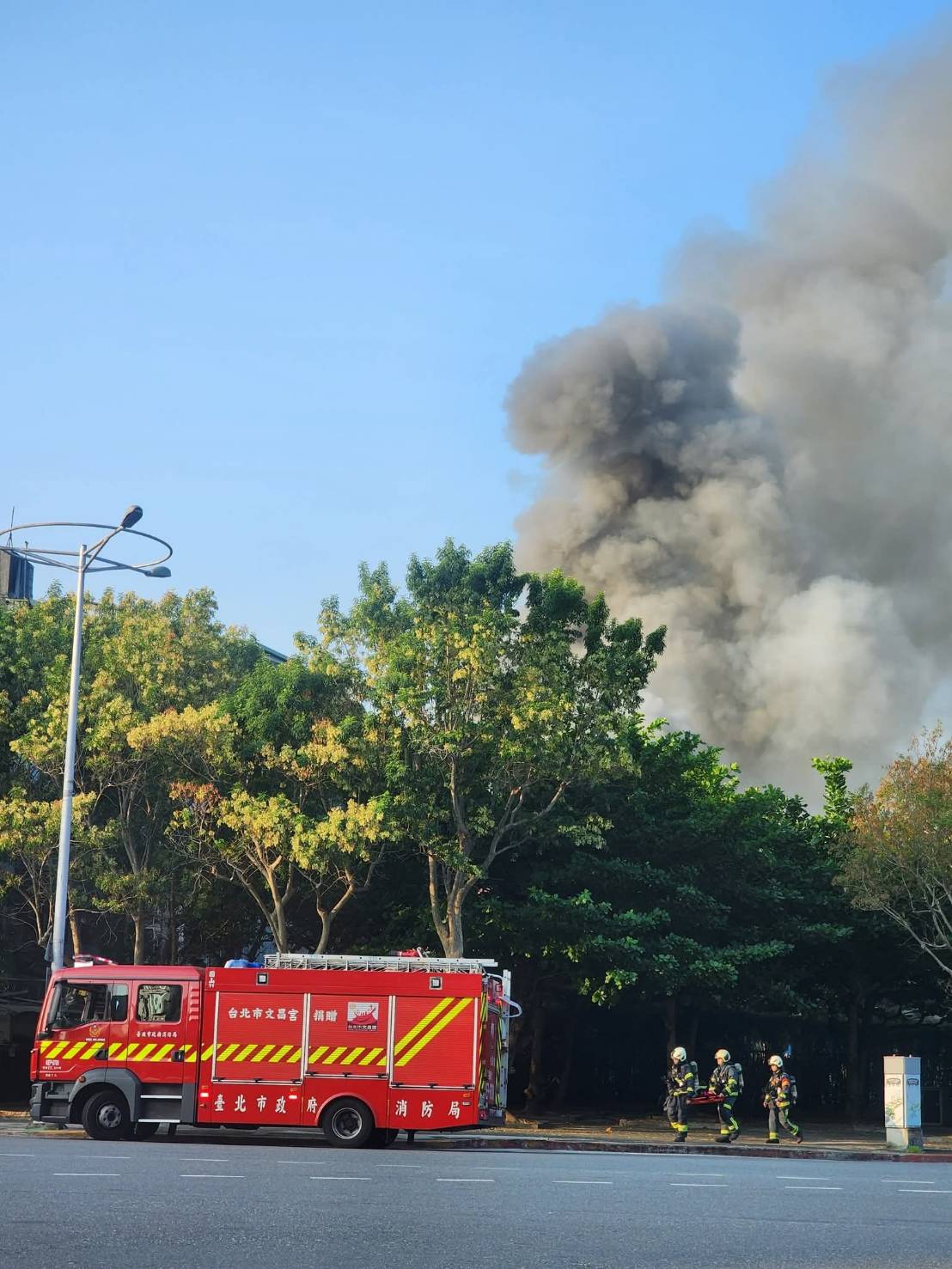 台北市消防局獲報派遣各式消防車21輛、救護車2輛，以及68名消防人員趕赴現場打火。